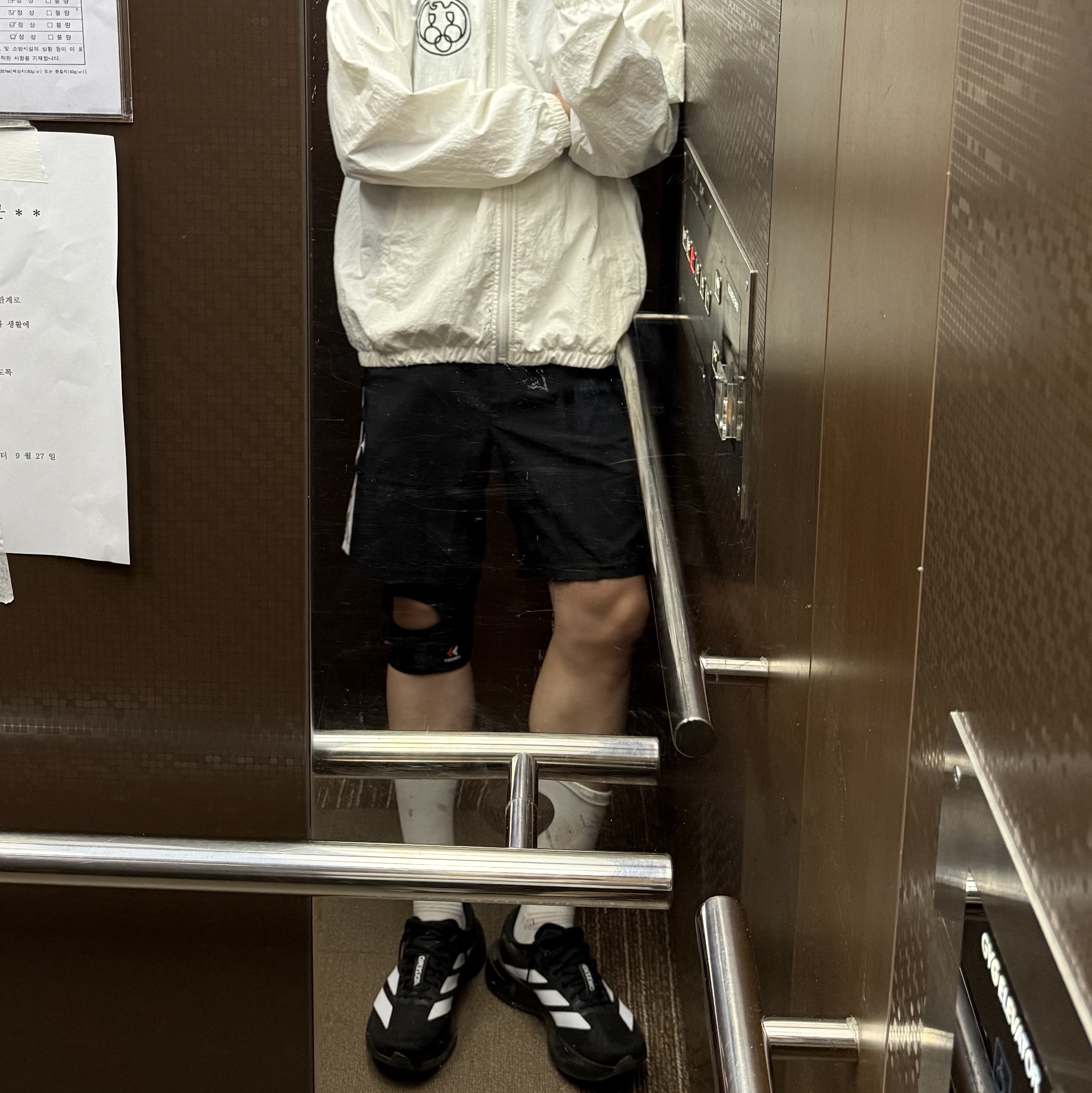 Yeezy x Gosha Rubchinskiy Vulture WB-01 Jacket White, Adidas Adizero EVO SL Core Black Cloud White 착용 스타일