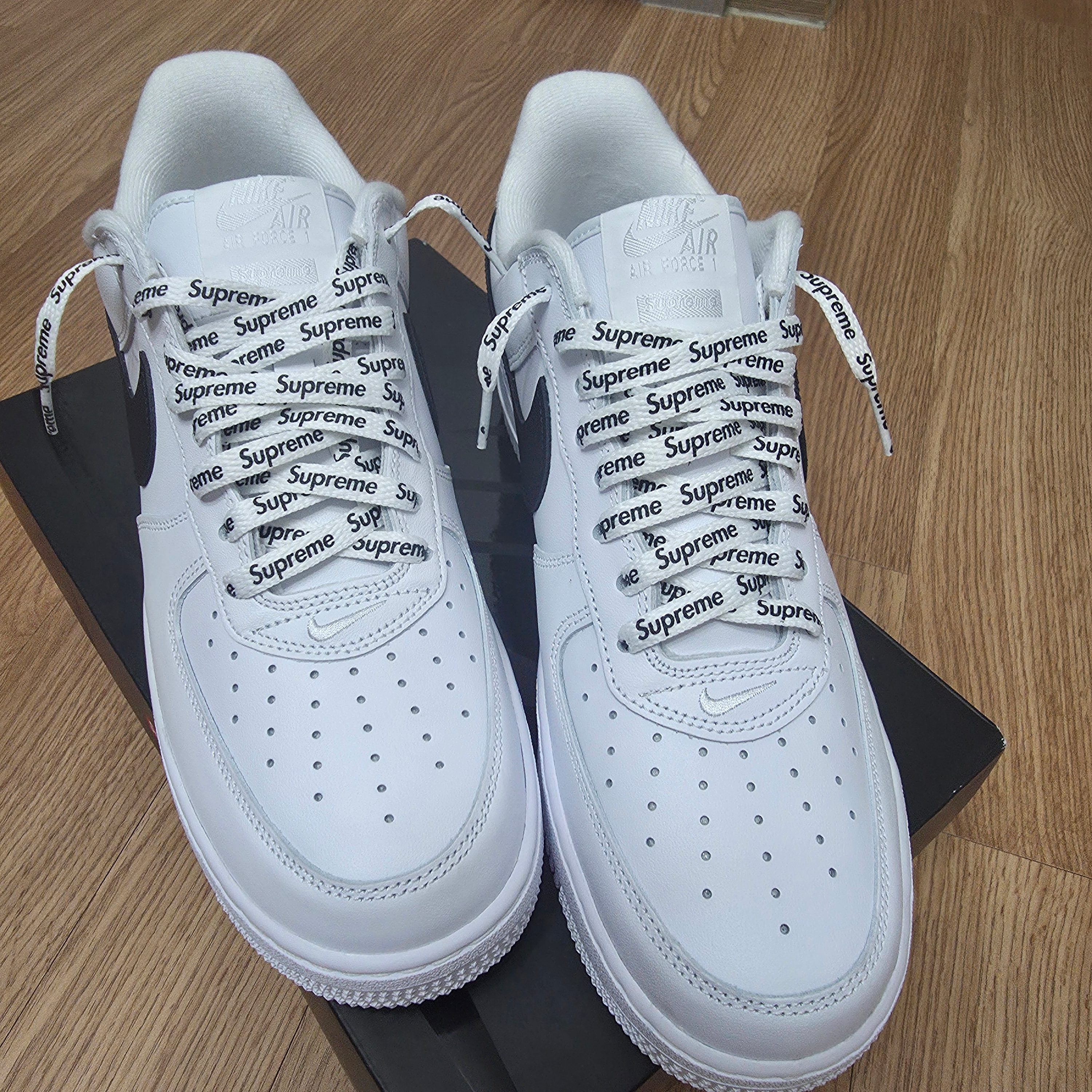Nike x Supreme Air Force 1 Low White 착용 스타일 - 5