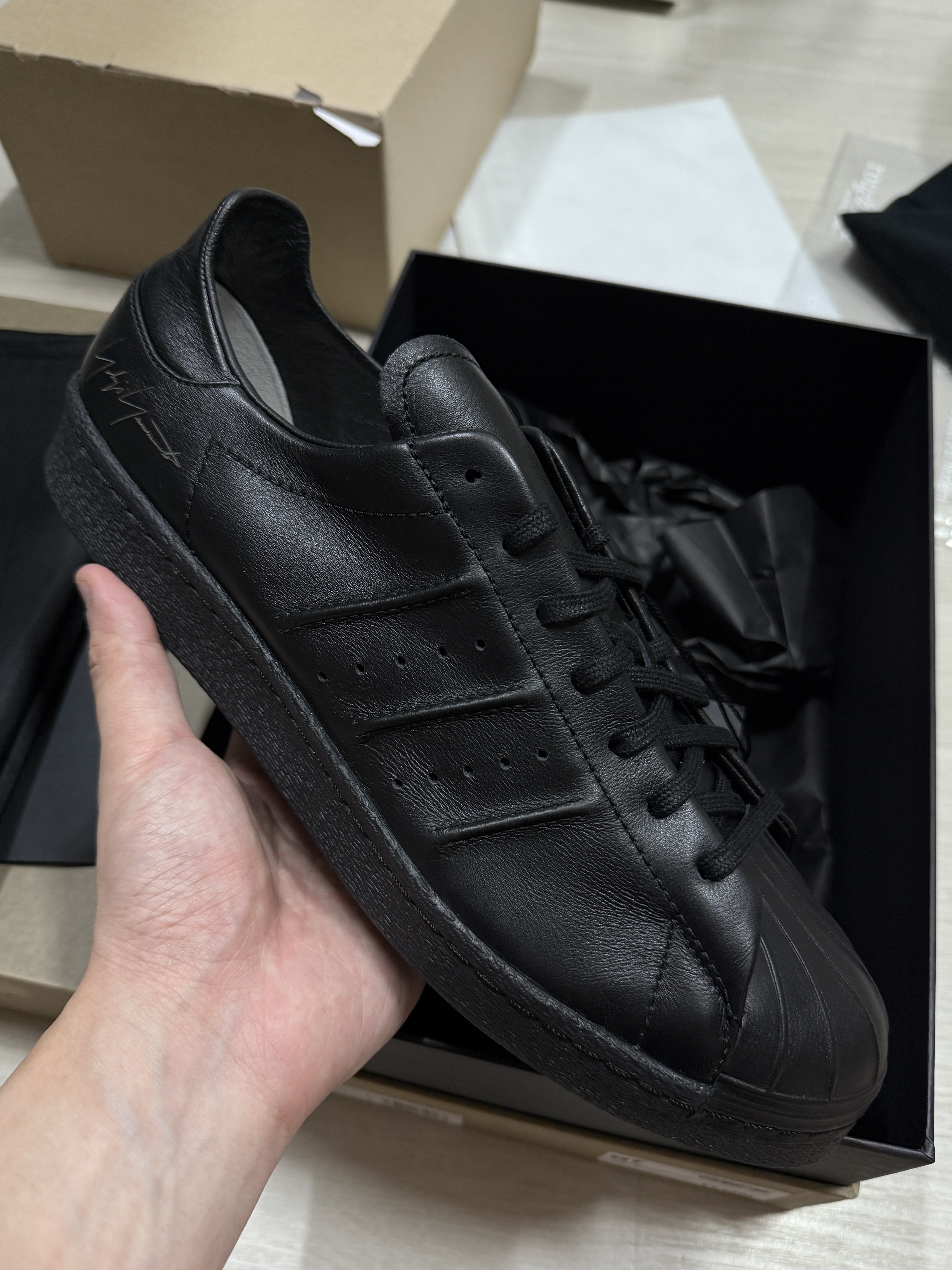 Y-3 Superstar Triple Black 착용 스타일 - 2