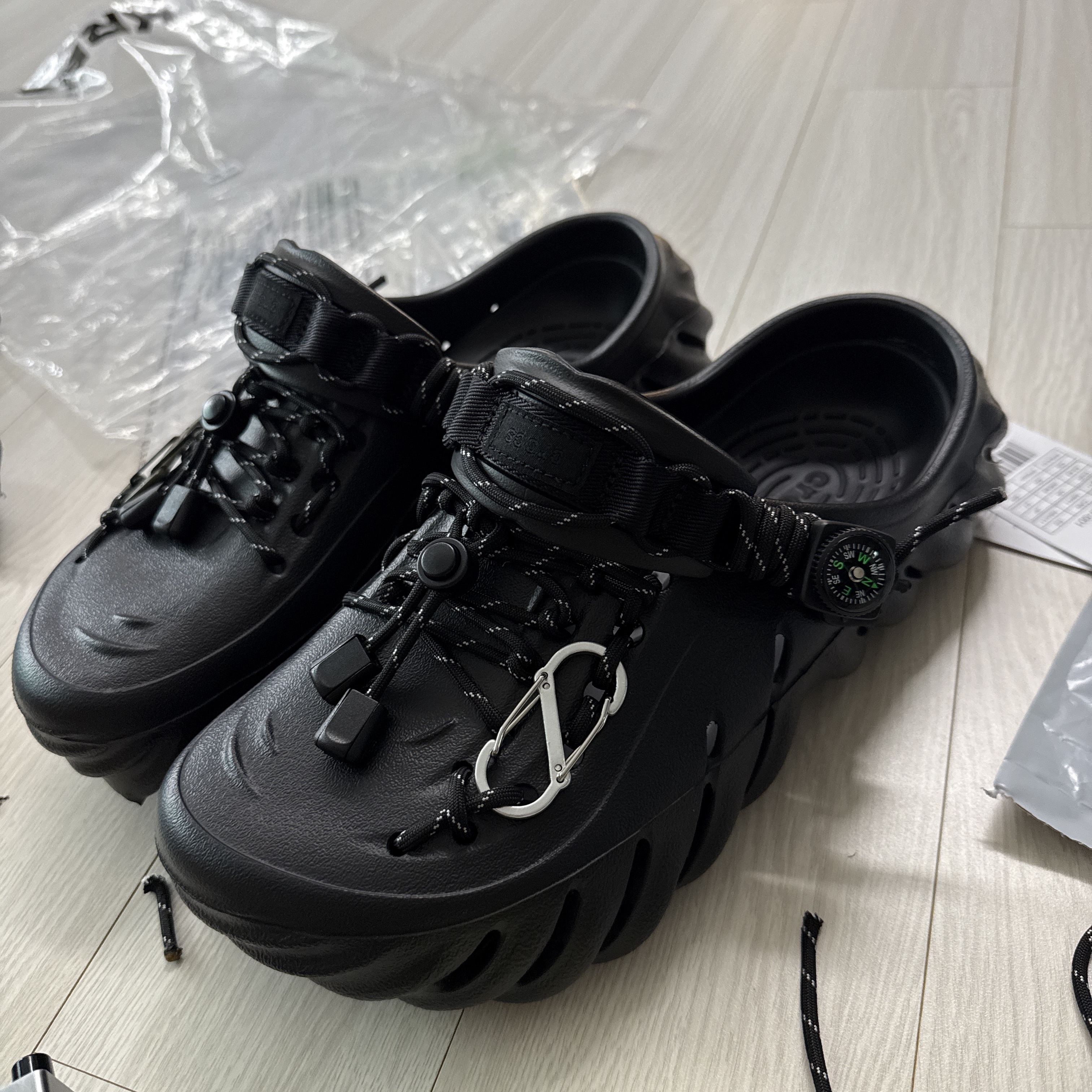 Crocs Echo Clog Black 착용 스타일 - 2