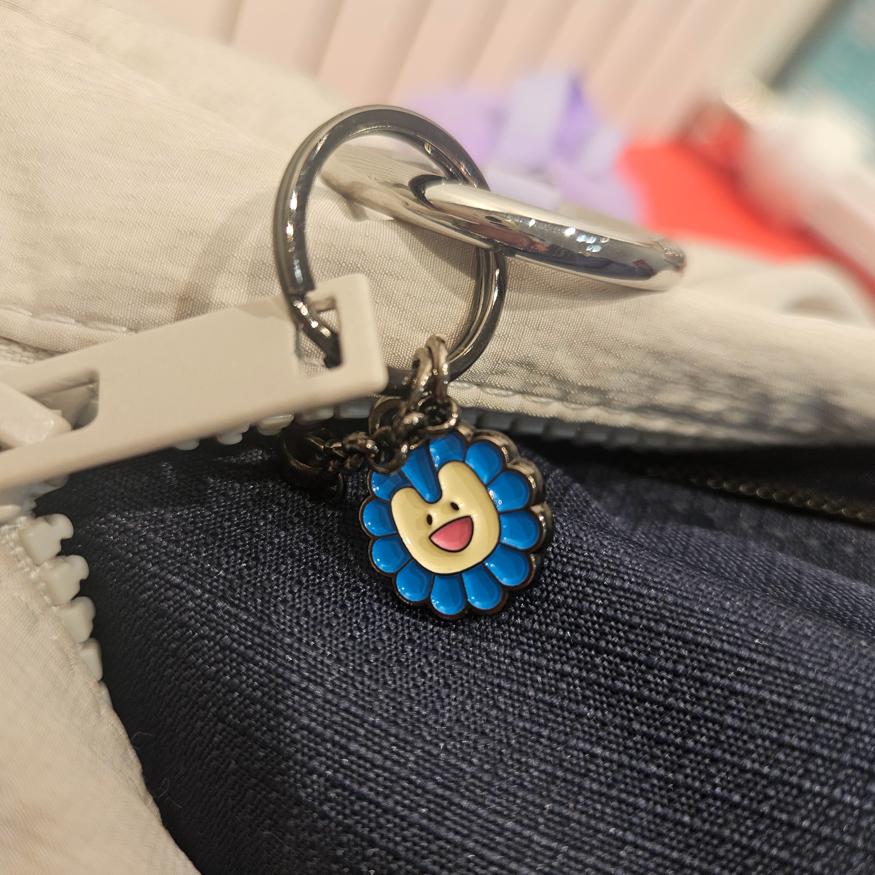 NewJeans x Murakami Metal Keyring Flower, Pop Mart Labubu The Monsters Pin For Love Series Vinyl Plush Pendant (N-Z) T (Opened Case) 착용 스타일 - 2