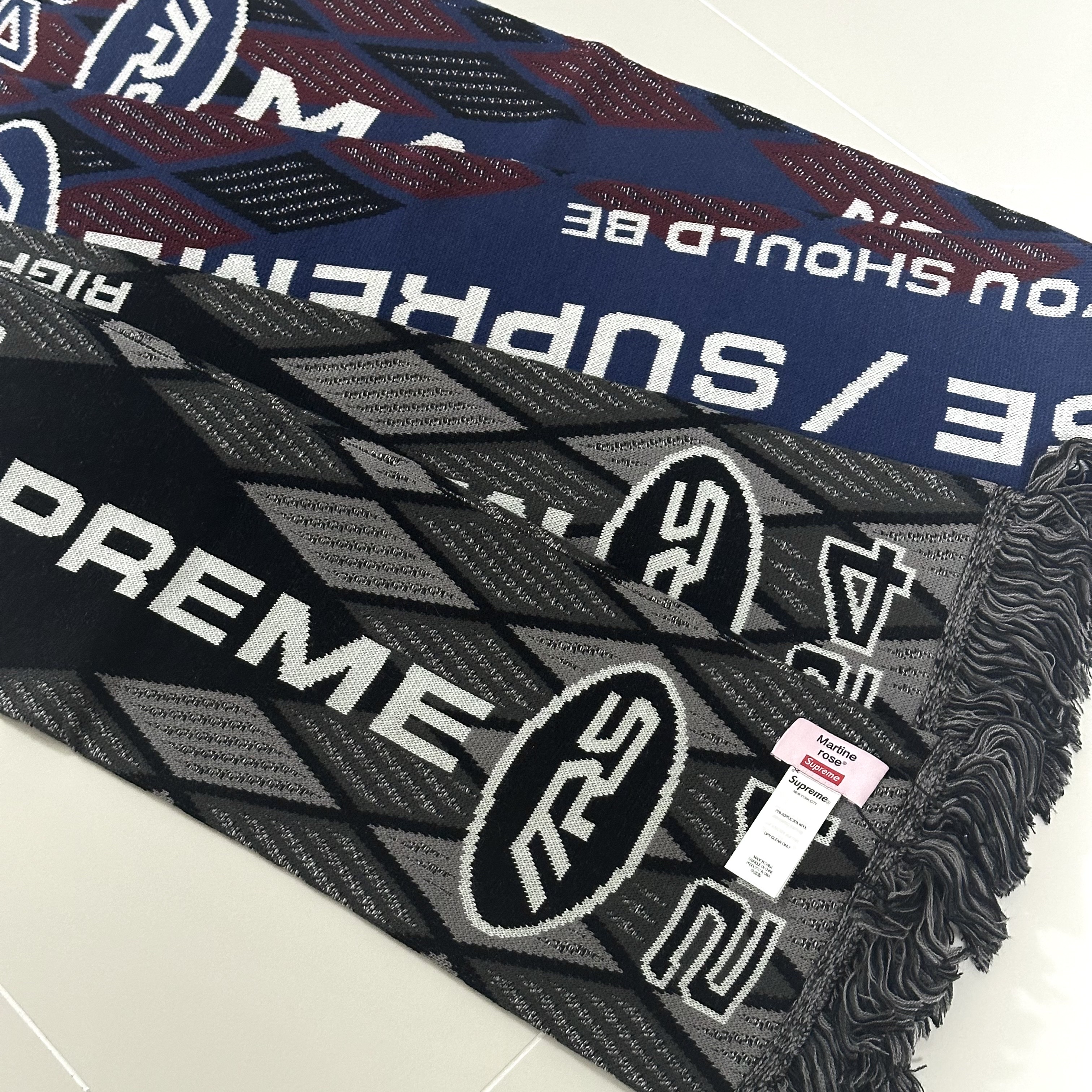 Supreme x Martine Rose Scarf Black - 24FW, Supreme x Martine Rose Scarf Blue - 24FW 착용 스타일 - 1