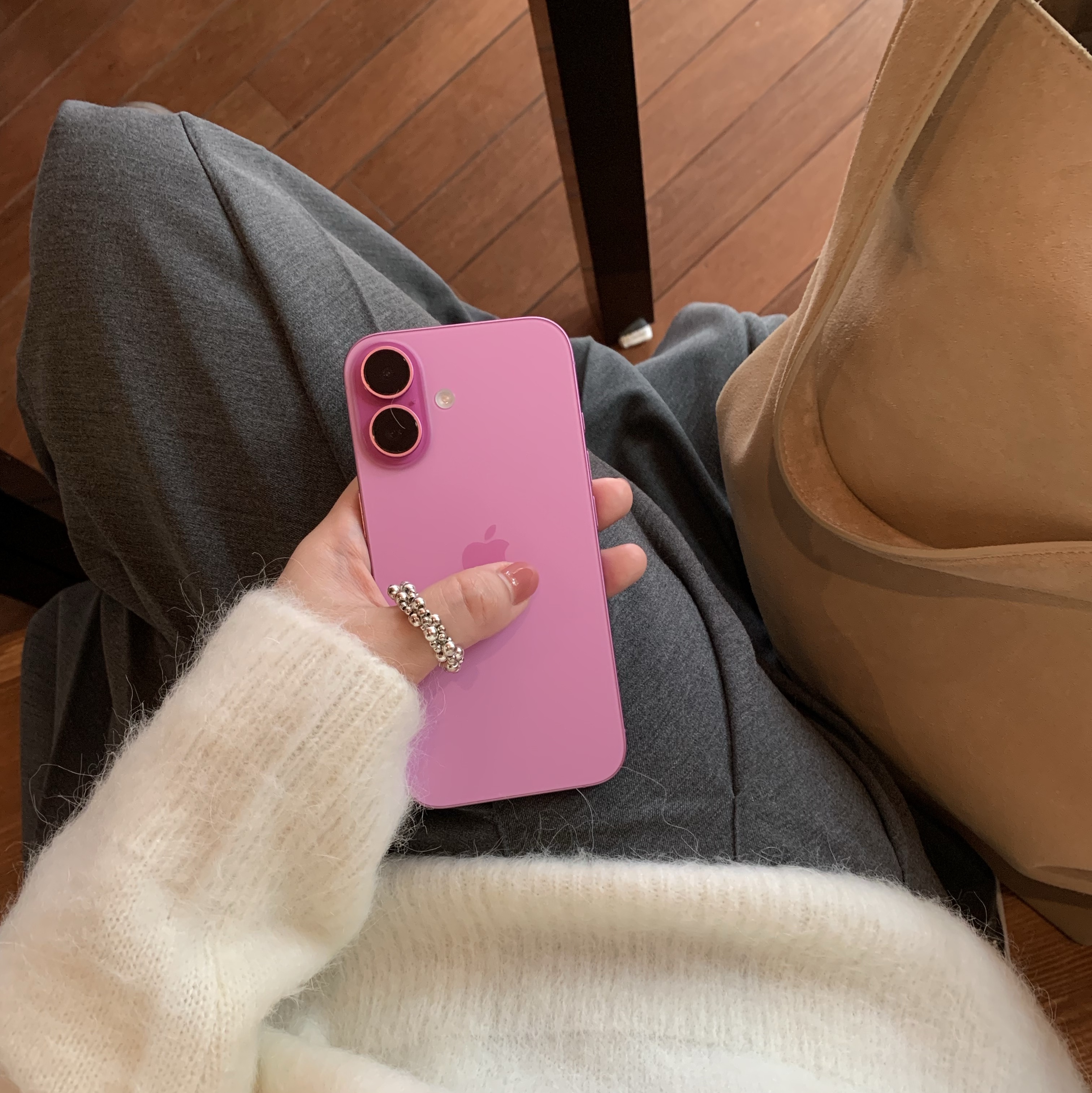 Apple iPhone 16 256GB Pink (Korean Ver.), Lemaire Crossbody Croissant Coin Purse Soft Grained Leather Black 착용 스타일 - 2