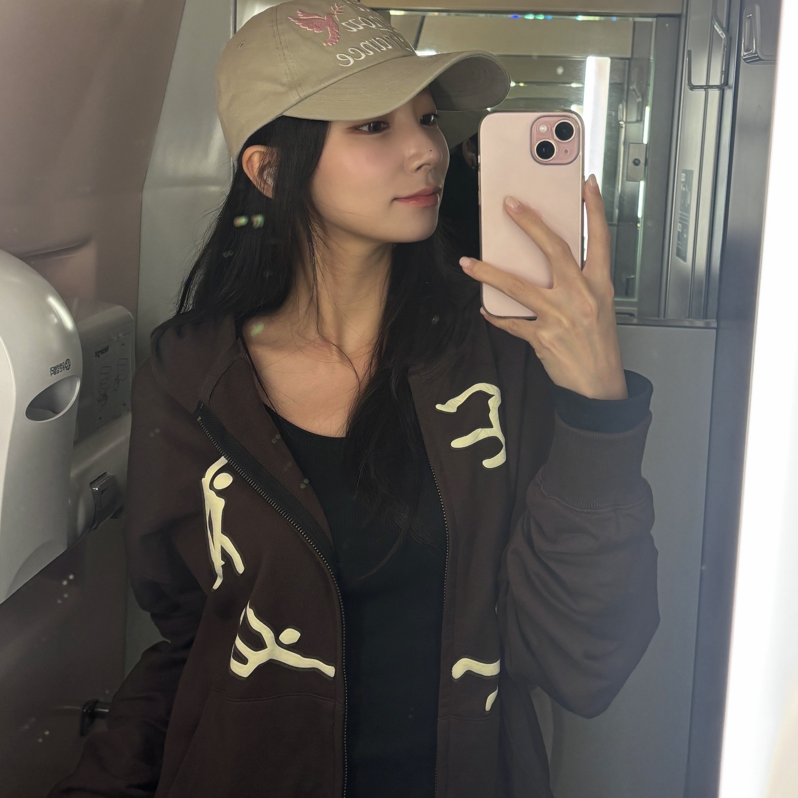 AMOU Dancing Circle Crop Hoodie Zip-Up Brown, AMOU Dancing Circle Crop Hoodie Zip-Up Navy 착용 스타일 - 3