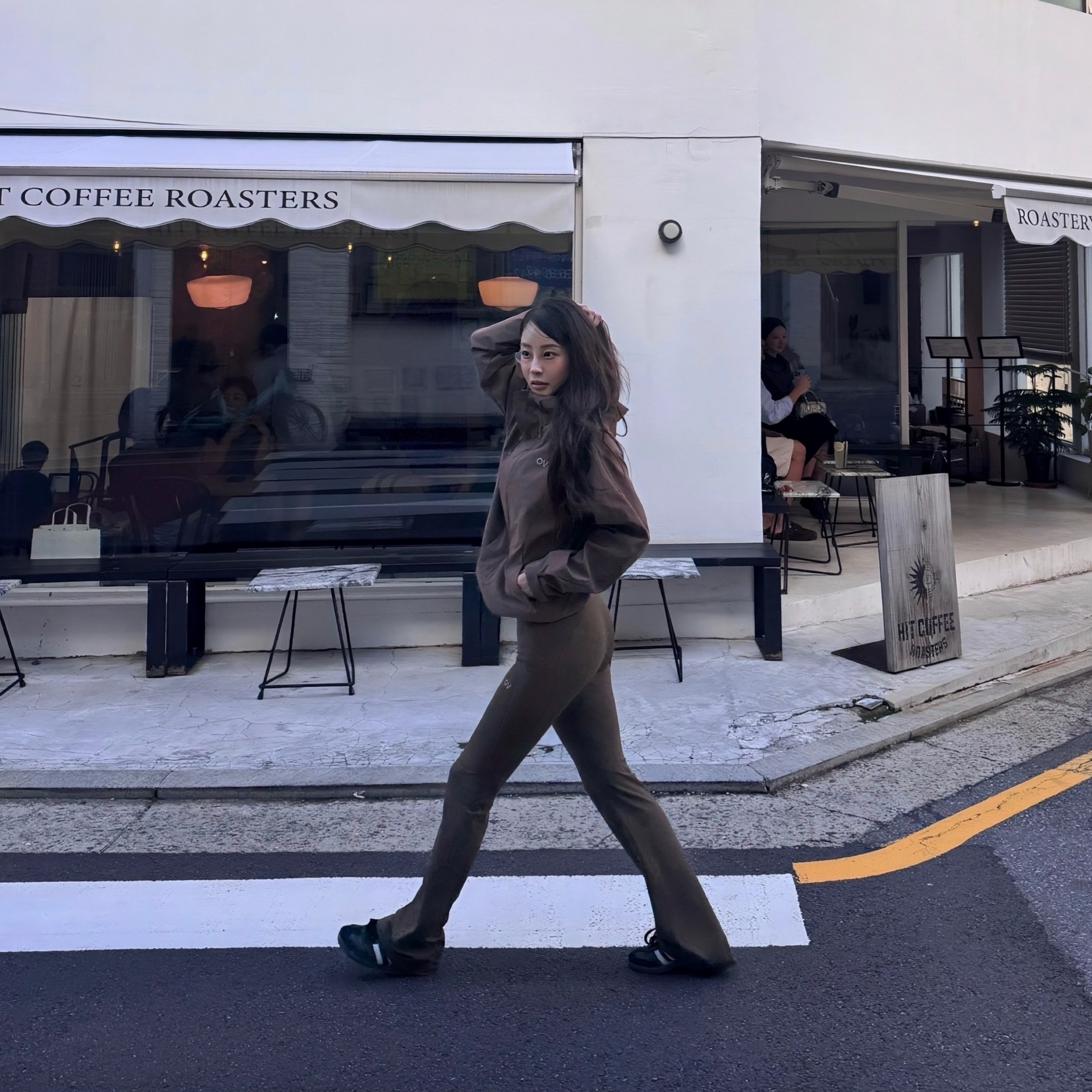 Outdoor Voices Technol-Ov™ Soft Flex Flare Leggings Brown, Outdoor Voices Technol-Ov™ 2-Layer Mountain Jacket Brown 착용 스타일 - 1