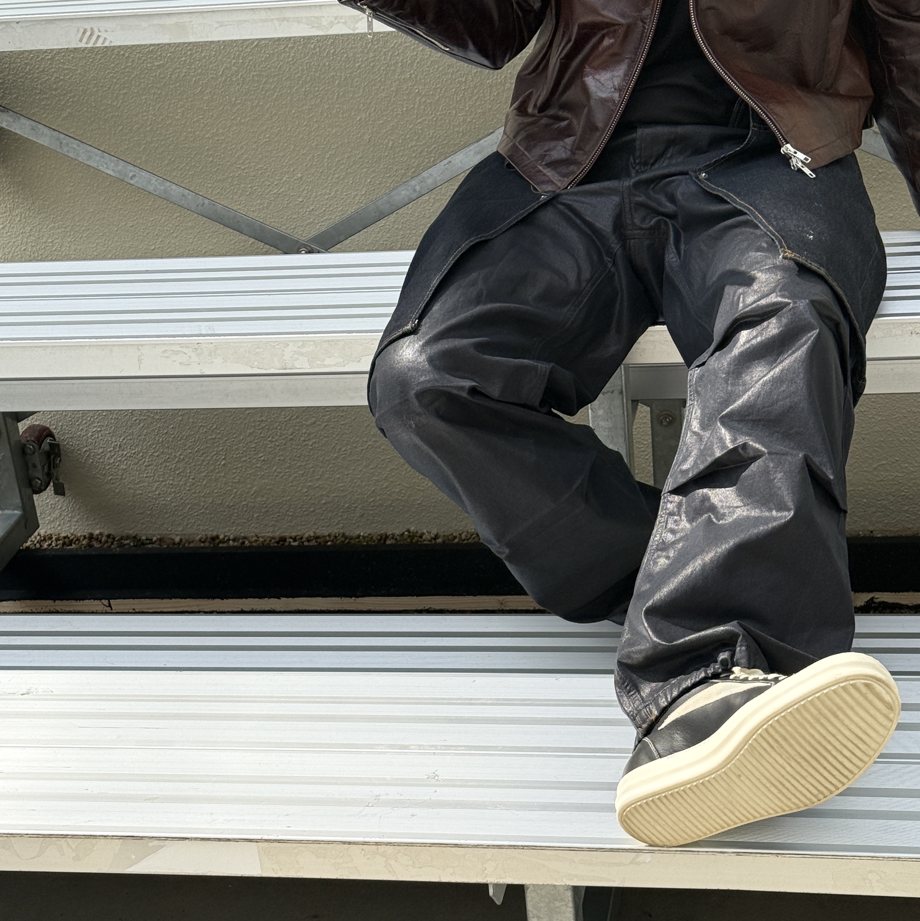 Zara x Andersson Bell Combined Layered Jeans Black, Rick Owens Vintage Sneakers in Full Grain Calf Leather And Velour Suede Black Milk Milk 착용 스타일 - 3