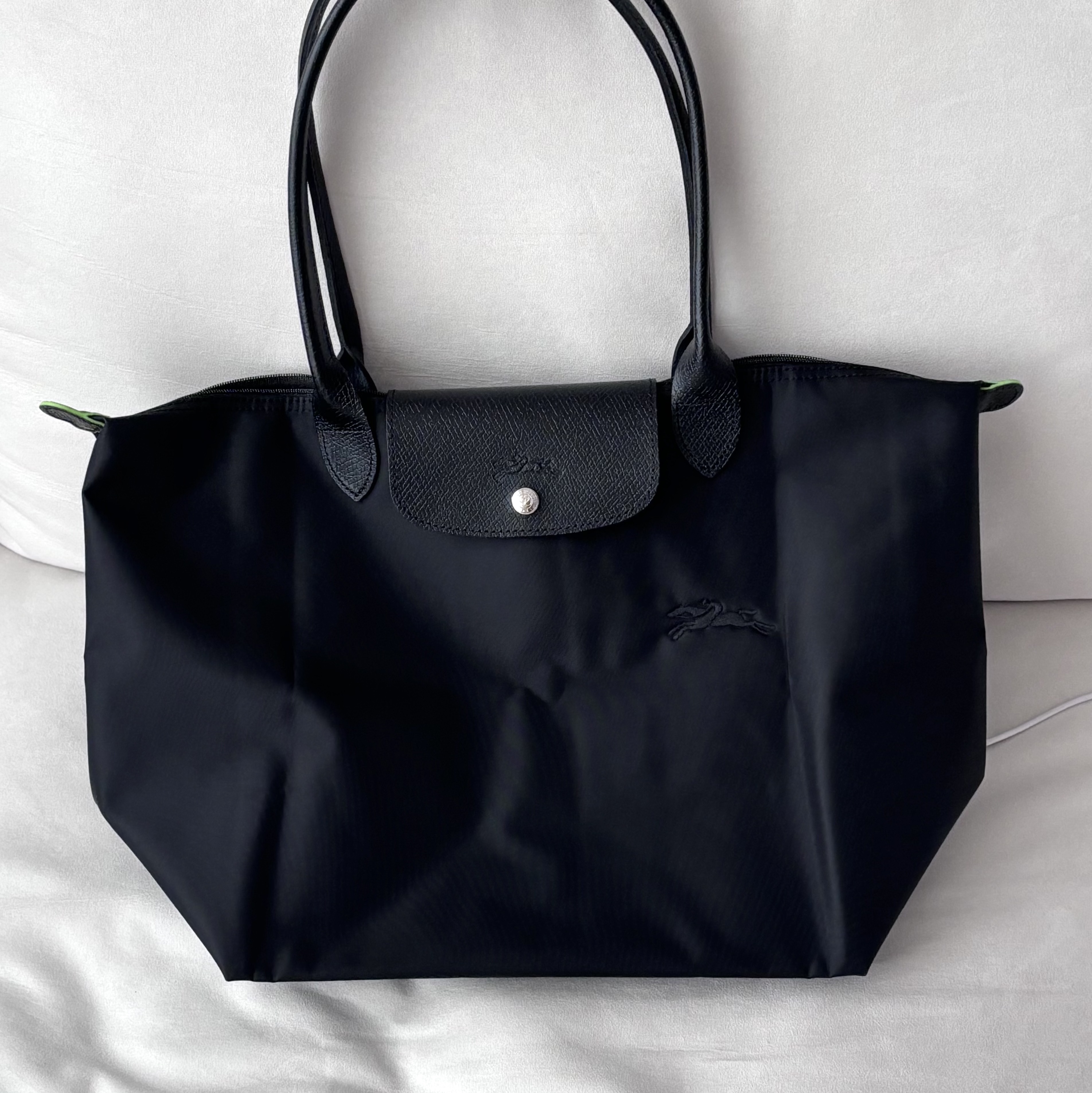 Longchamp Le Pliage Green Tote Bag L Black 착용 스타일 - 1