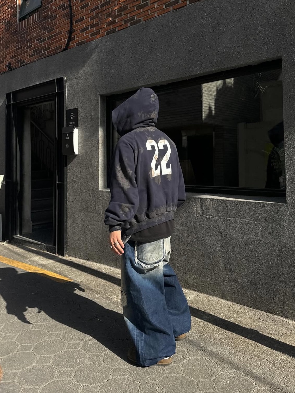 Balenciaga Paris Vintage Logo 22 Zip-Up Hoodie Dark Navy 착용 스타일