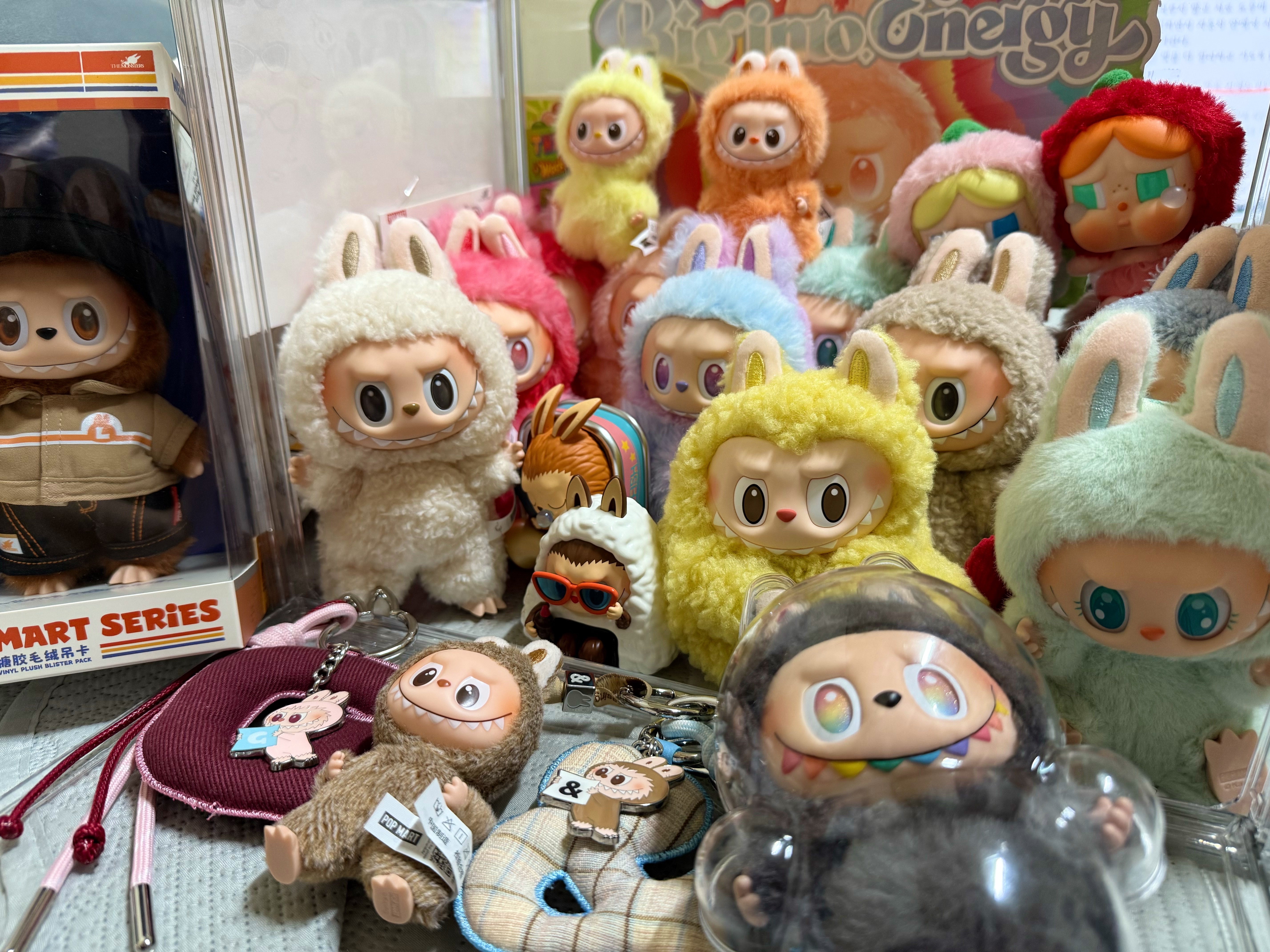Pop Mart Crybaby Crying For Love Series Vinyl Plush, Pop Mart Labubu The Monsters Pin For Love Series Vinyl Plush Pendant Sealed Case (A-M) (1 Blind Box) 착용 스타일 - 1