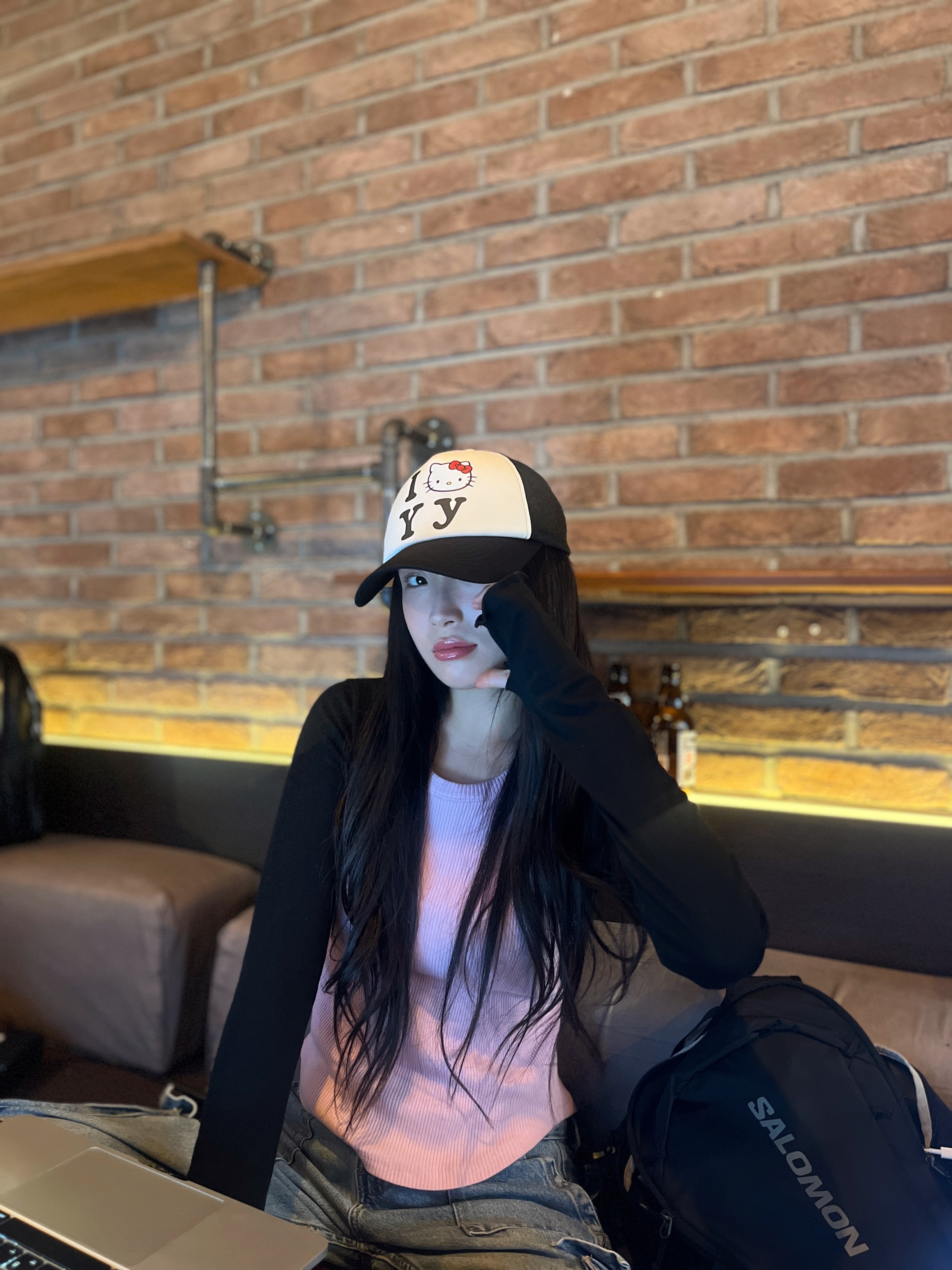 Open Yy x Hello Kitty Trucker Cap Black 착용 스타일