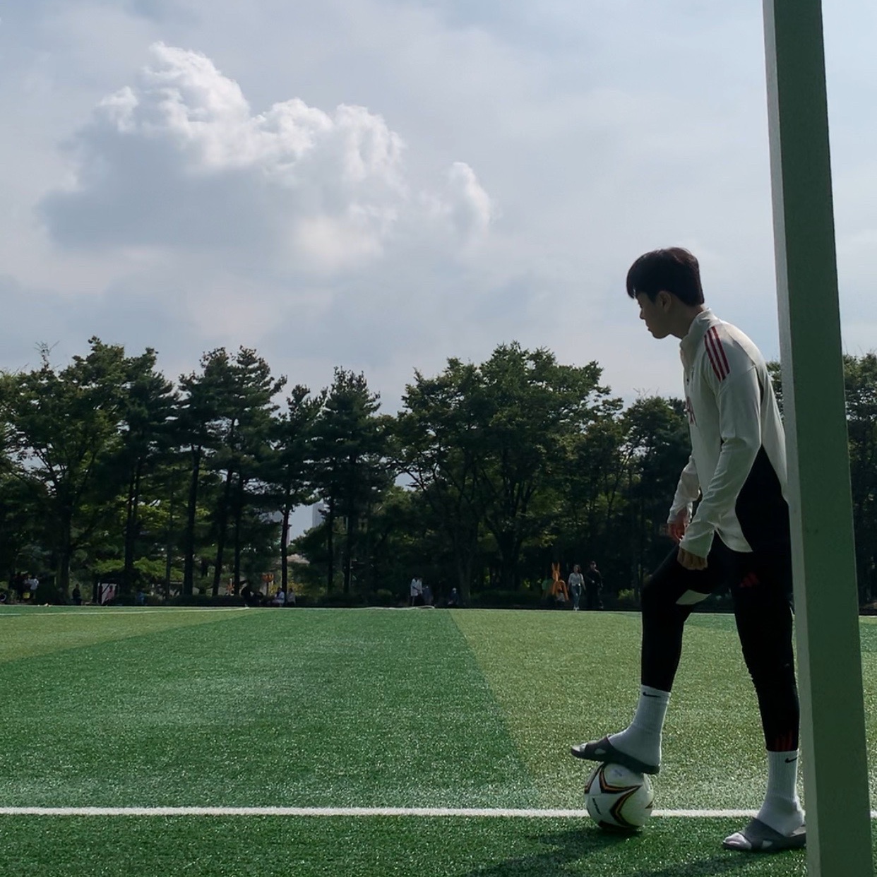 Adidas Liverpool FC Tiro 25 Competition Training Top Wonder White - KR Sizing (Non Marking Ver.), Adidas Liverpool FC Tiro 25 Competition Training Pants Black - KR Sizing 착용 스타일 - 2