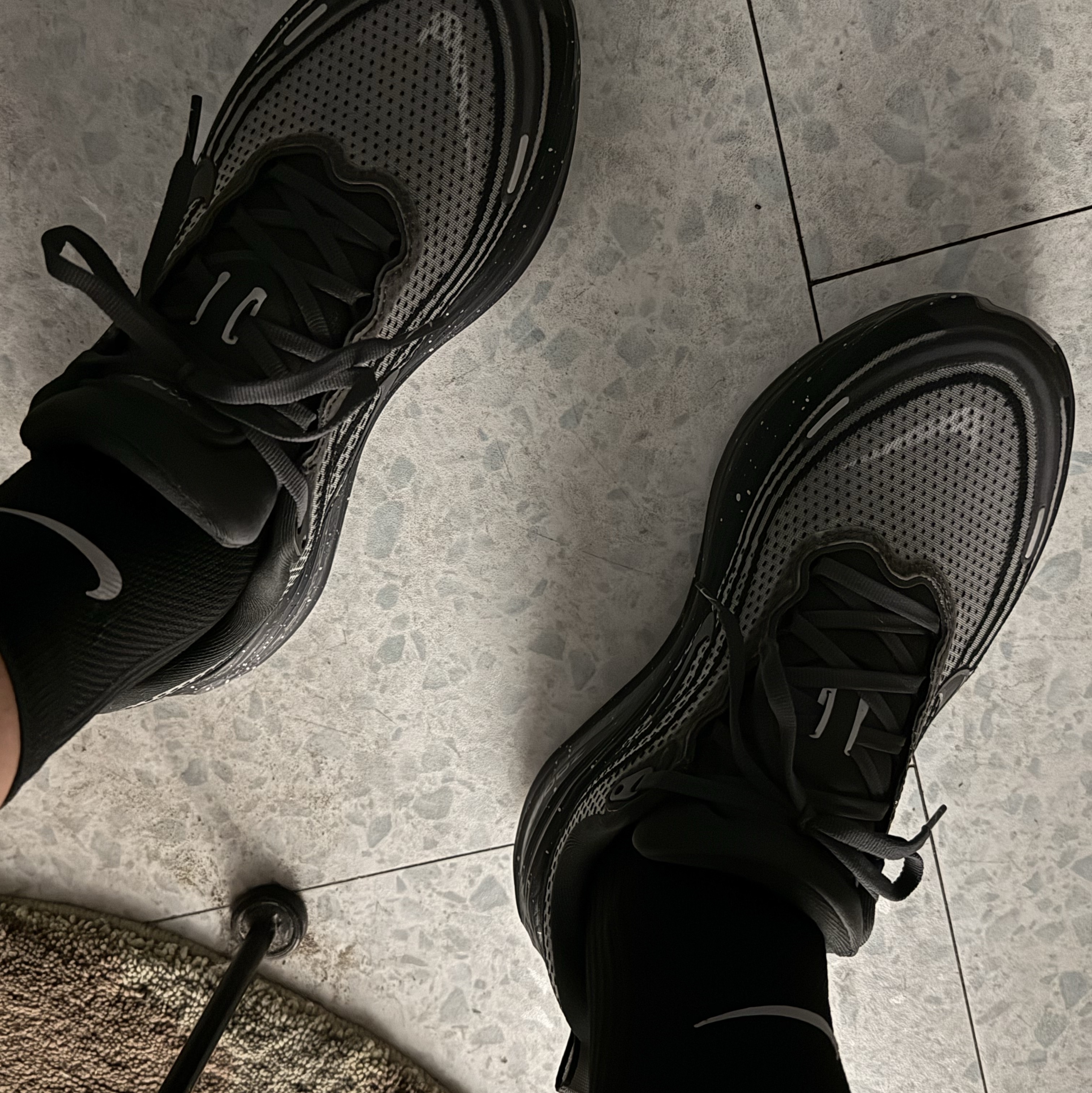 Nike Vomero Plus Speckle Anthracite and Metallic Silver 착용 스타일