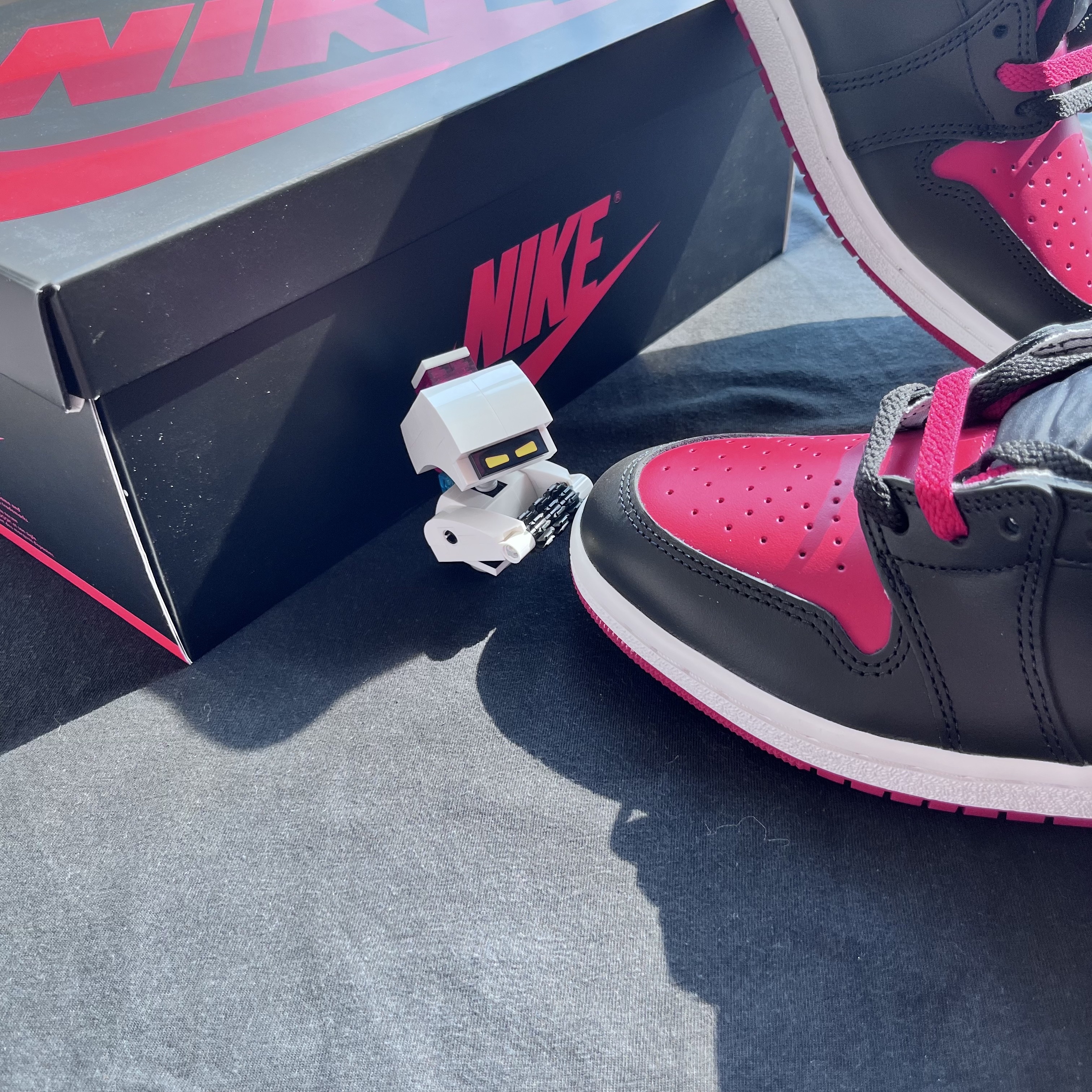 Jordan 1 High 85 Bred, Lego Disney WALL-E and EVE 착용 스타일 - 2