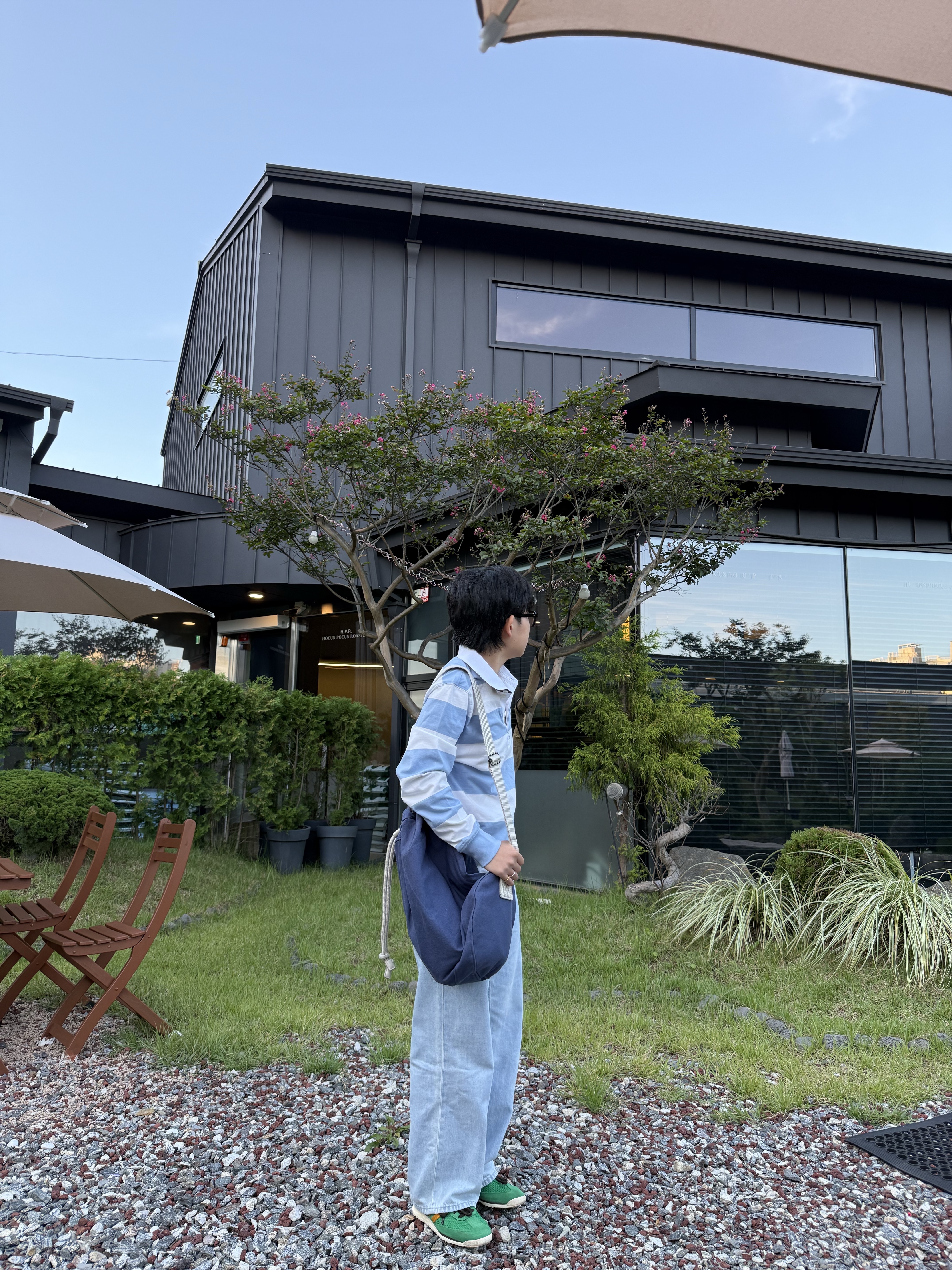 Uniqlo x JW Anderson Drawstring Bag Blue, Adidas x Wales Bonner SL 72 Knit Green 착용 스타일