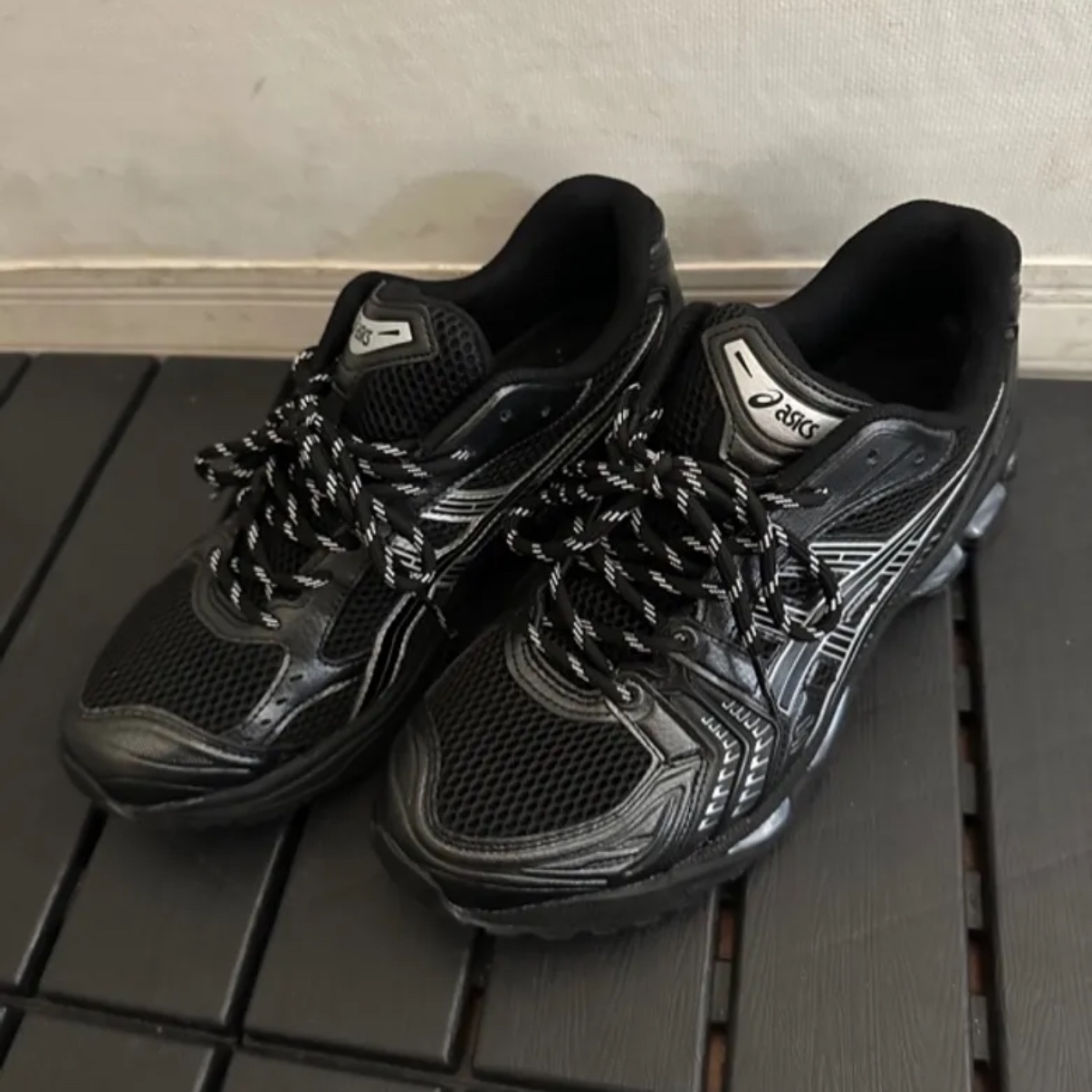 Asics Gel-Kayano 14 Black Pure Silver 착용 스타일