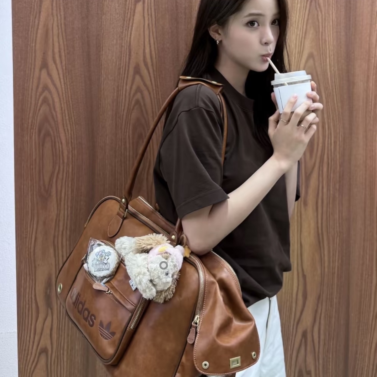 Adidas Pet Carrier Shoulder Bag Brown 착용 스타일 - 2