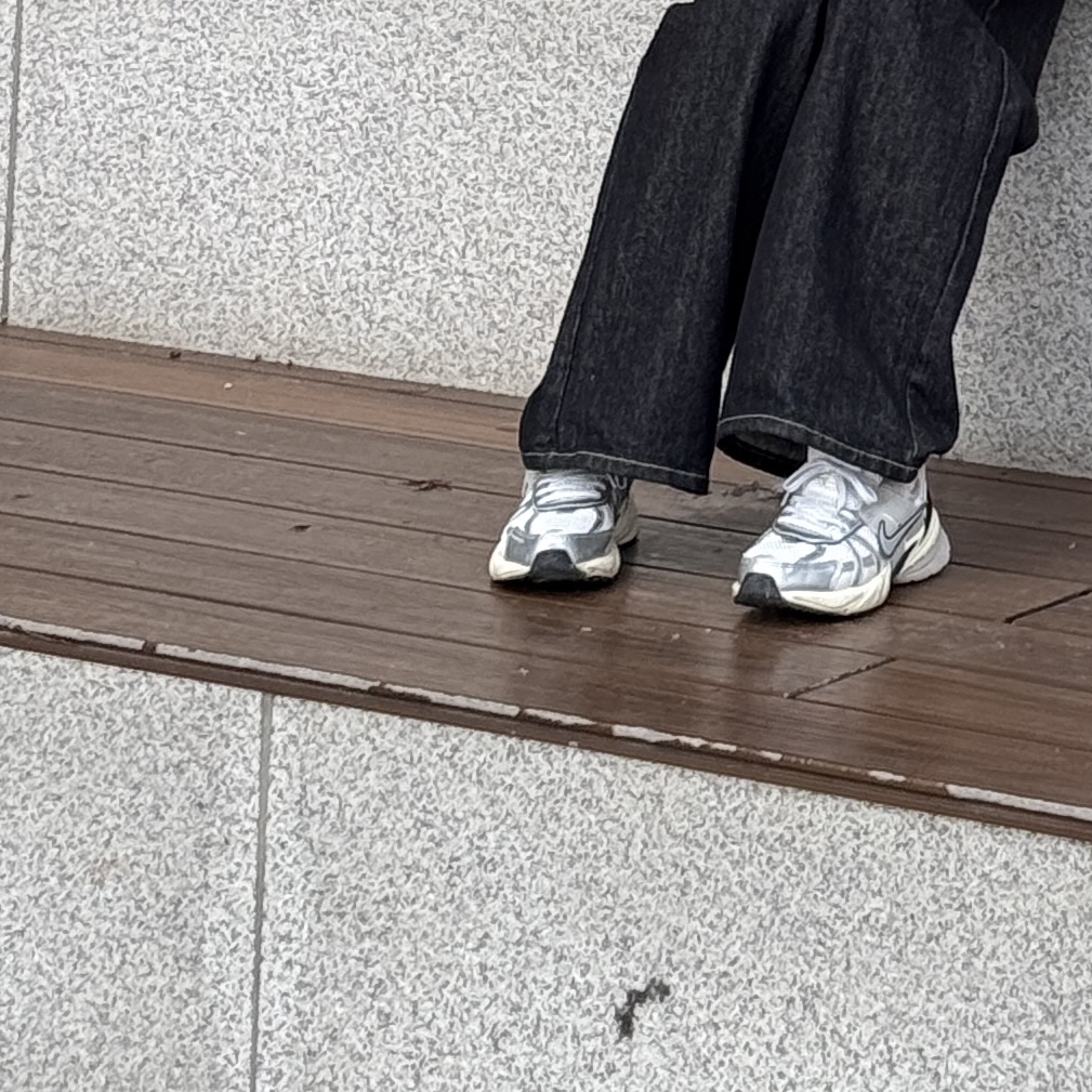 Nike V2K Run Summit White Metallic Silver 착용 스타일