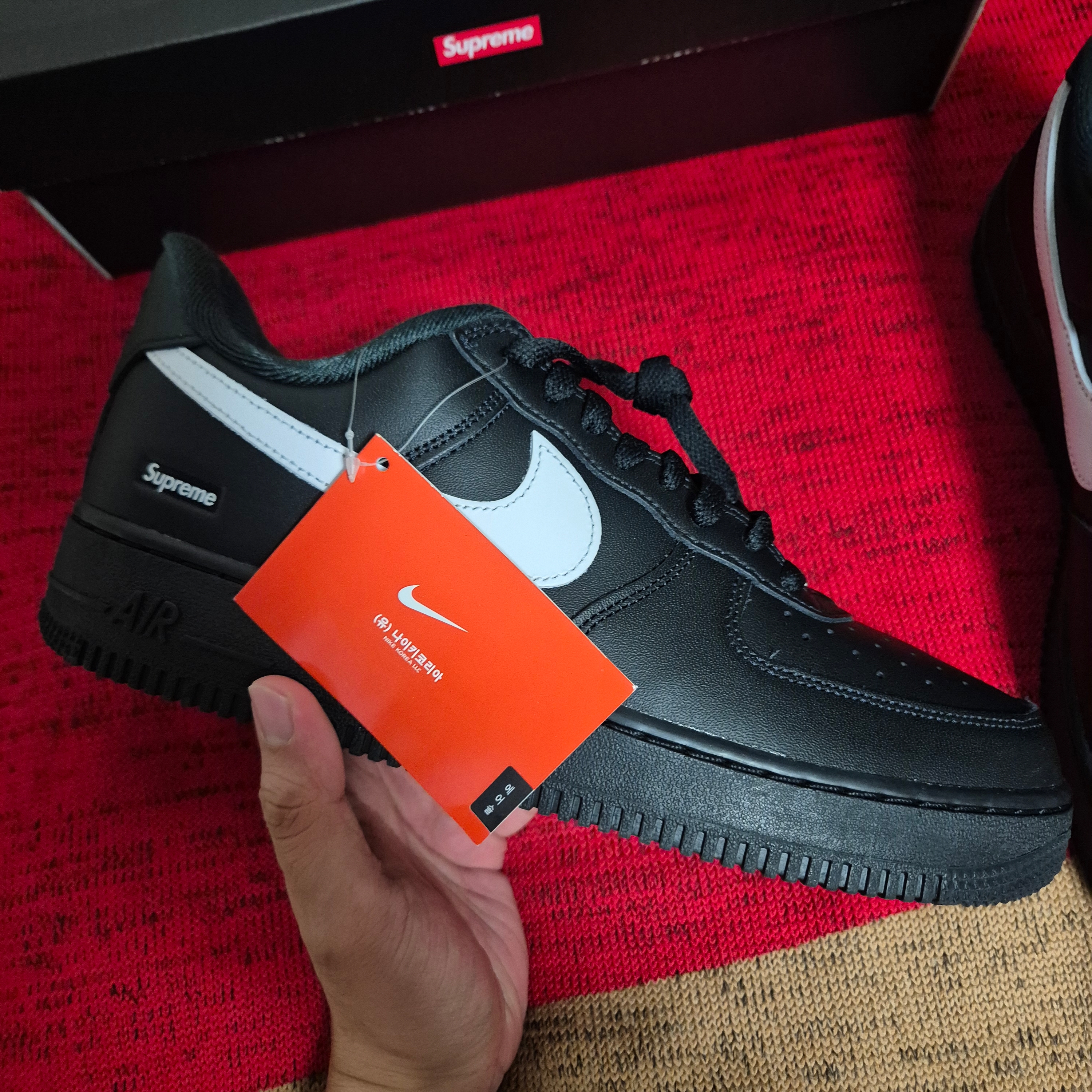 Nike x Supreme Air Force 1 Low Black 착용 스타일 - 1