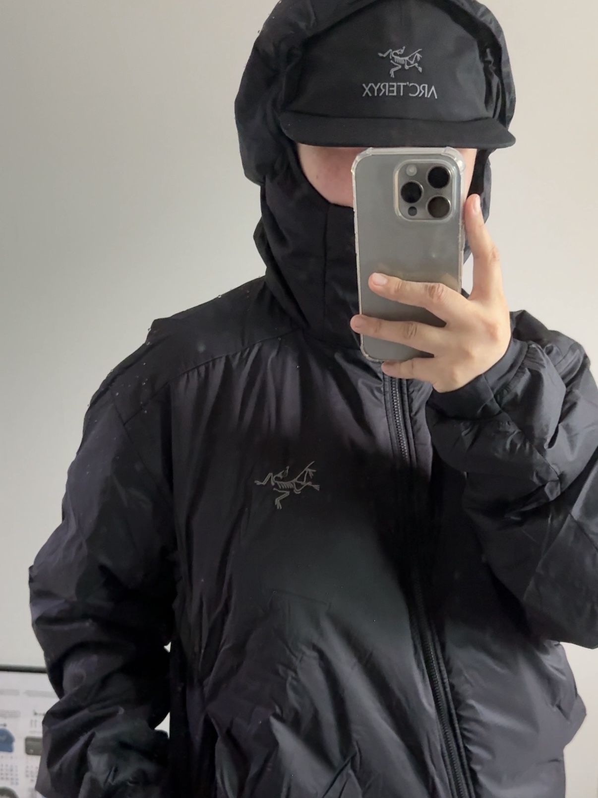 Arc'teryx Atom SV Hoody Black, Arc'teryx Gore 5 Panel Cap Black 착용 스타일