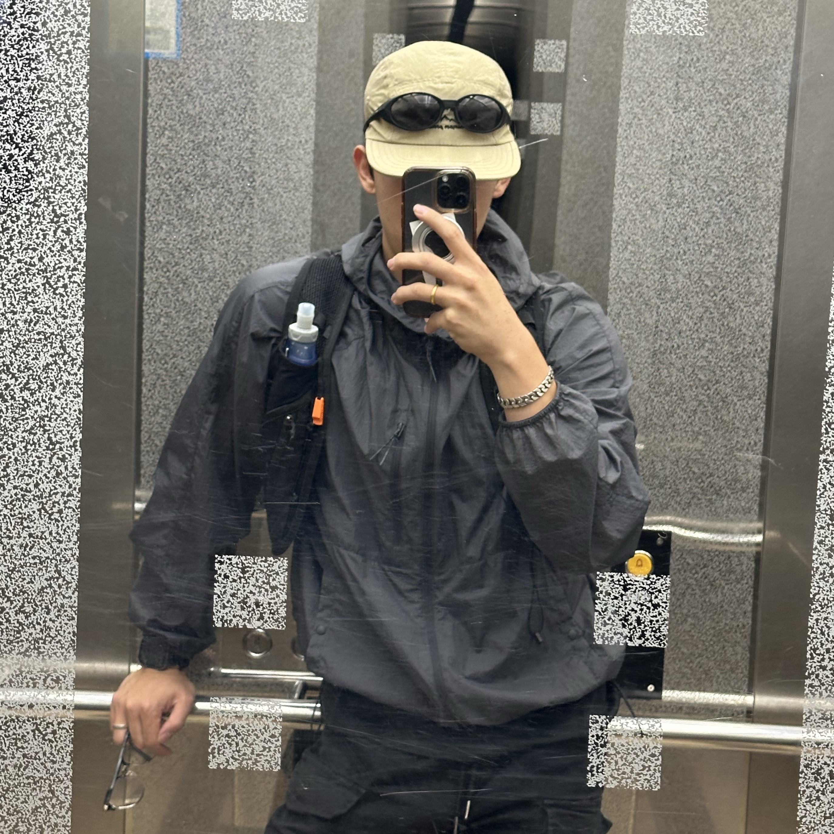 Salomon Active Skin 8 Set Black Metal, Oakley Eye Jacket Redux Matte Black Frame Prizm Grey Lenses High Bridge Fit 착용 스타일