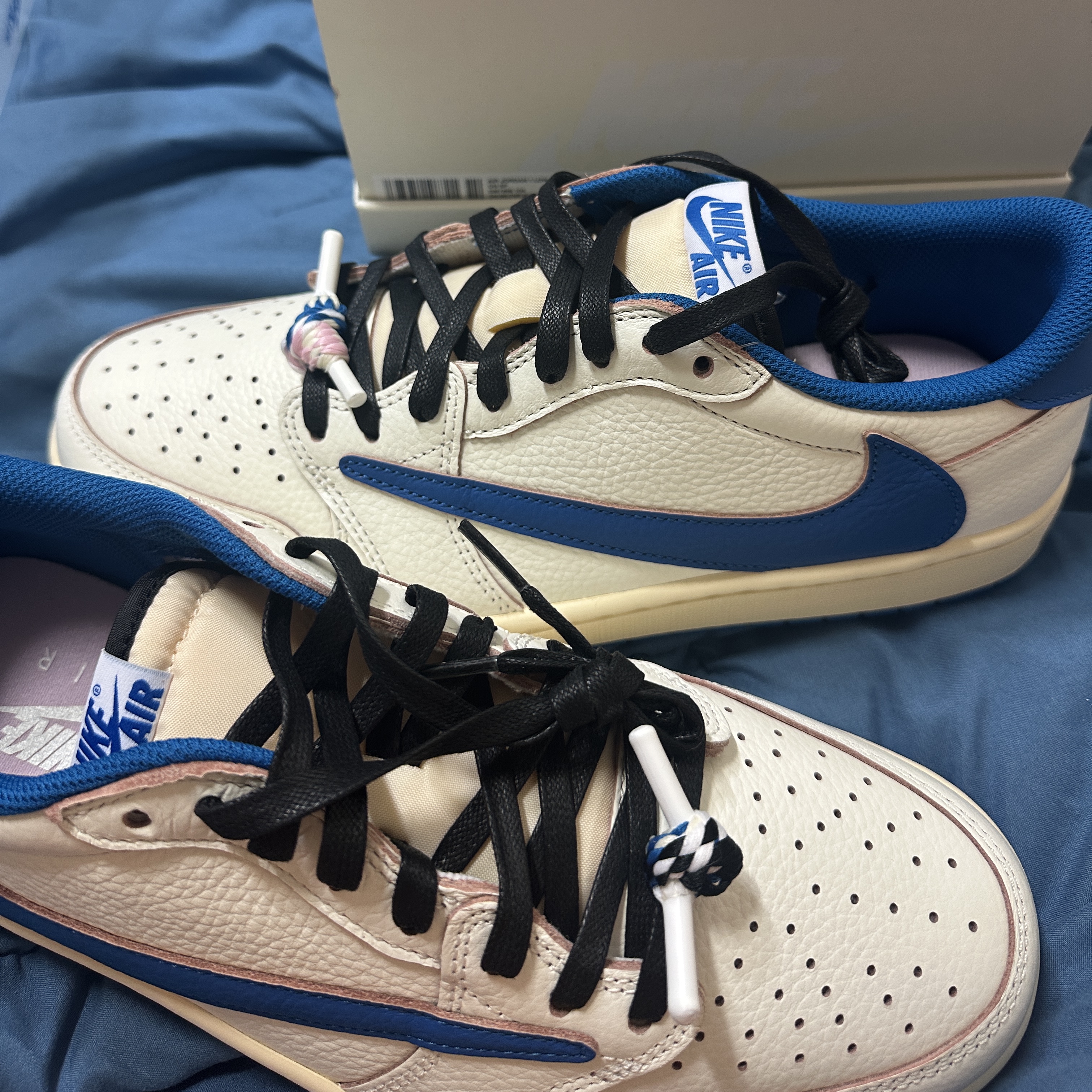 Jordan 1 x Travis Scott x Fragment Retro Low OG SP Sail Military Blue 착용 스타일