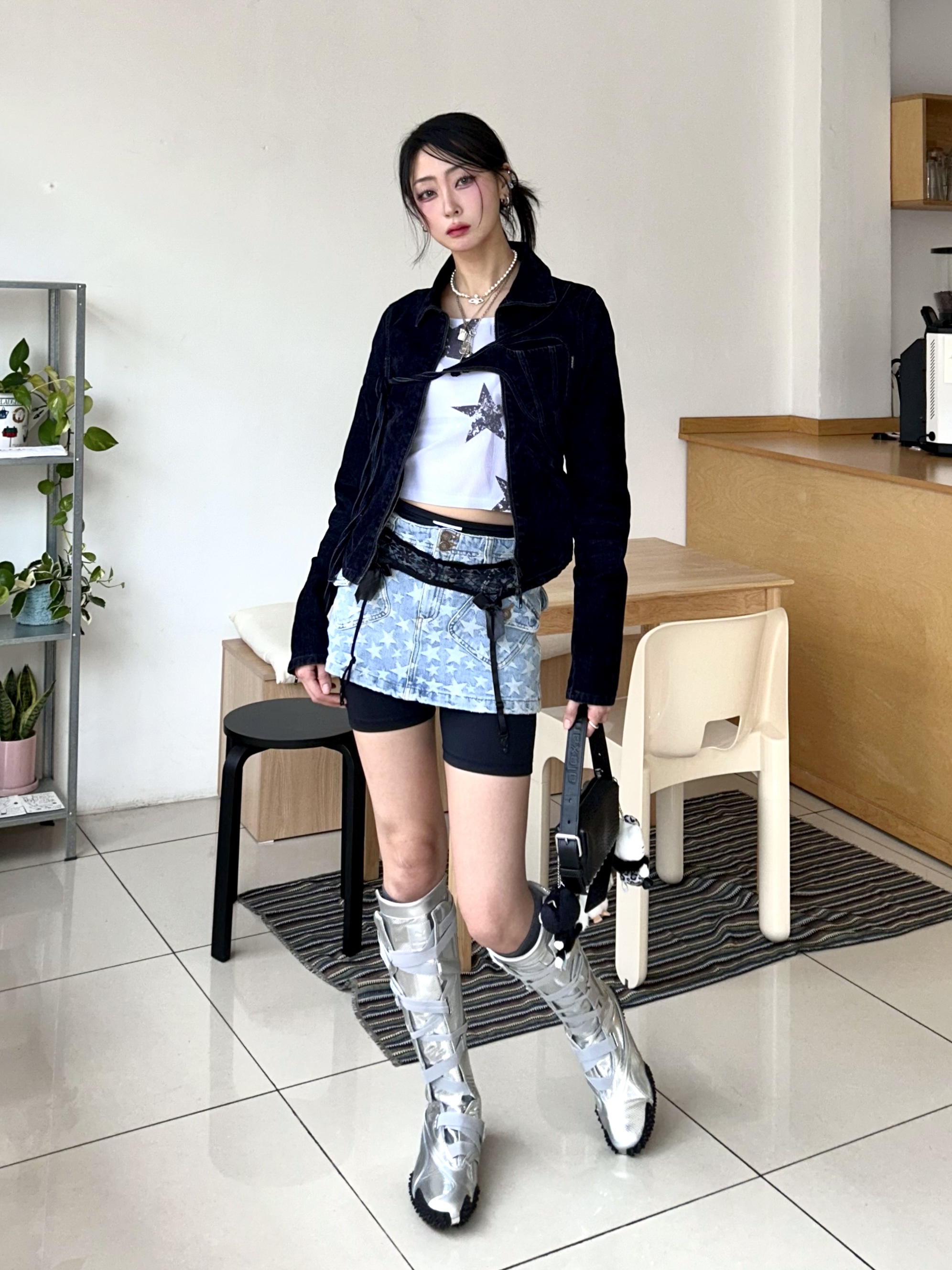 Ottolinger x Puma Women Mostro Boot MU Team Silver, Alexander Wang Ricco Lambskin Leather Small Convertible Bag Black 착용 스타일 - 1
