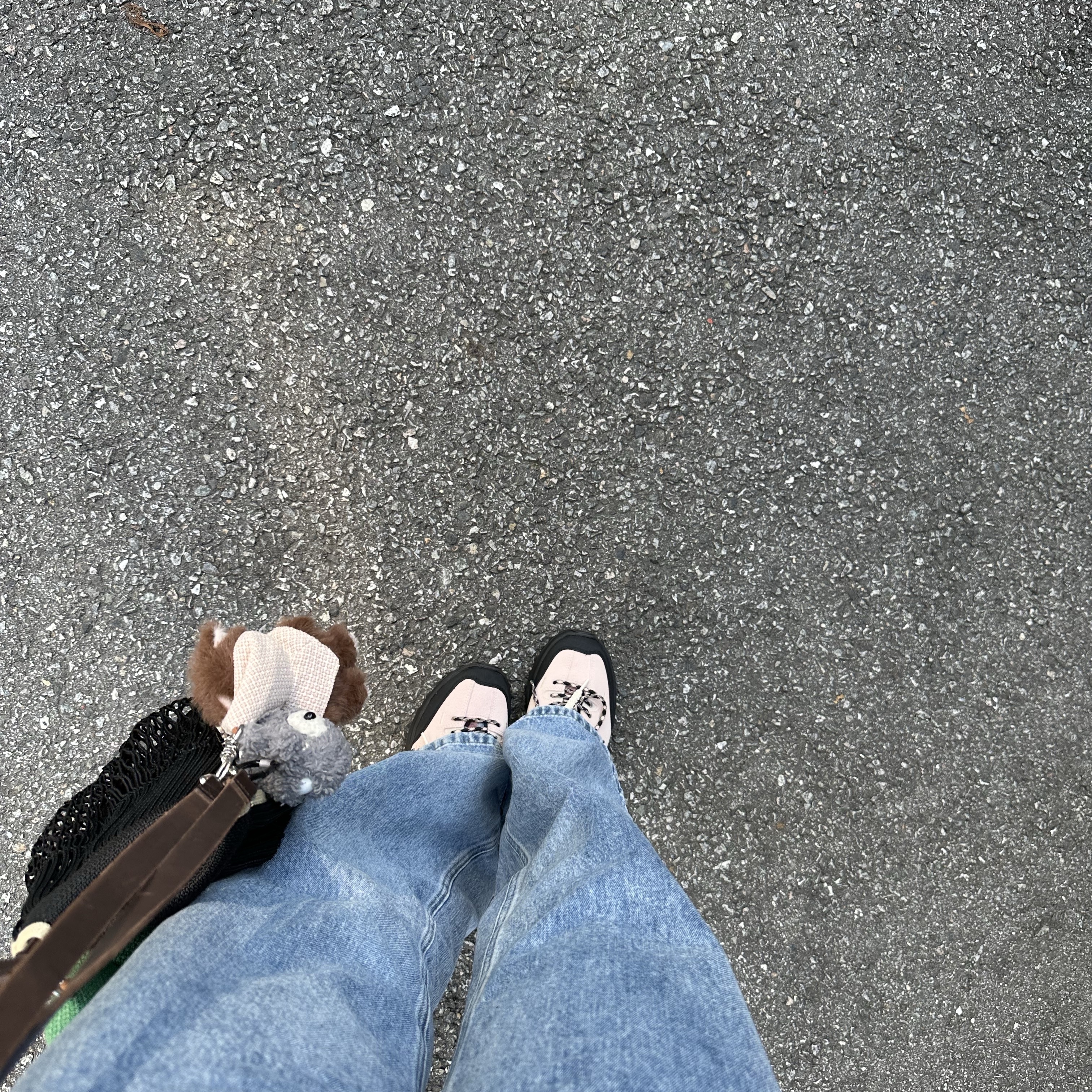 SATUR X KEEN JASPER ZIONIC Light Pink 착용 스타일
