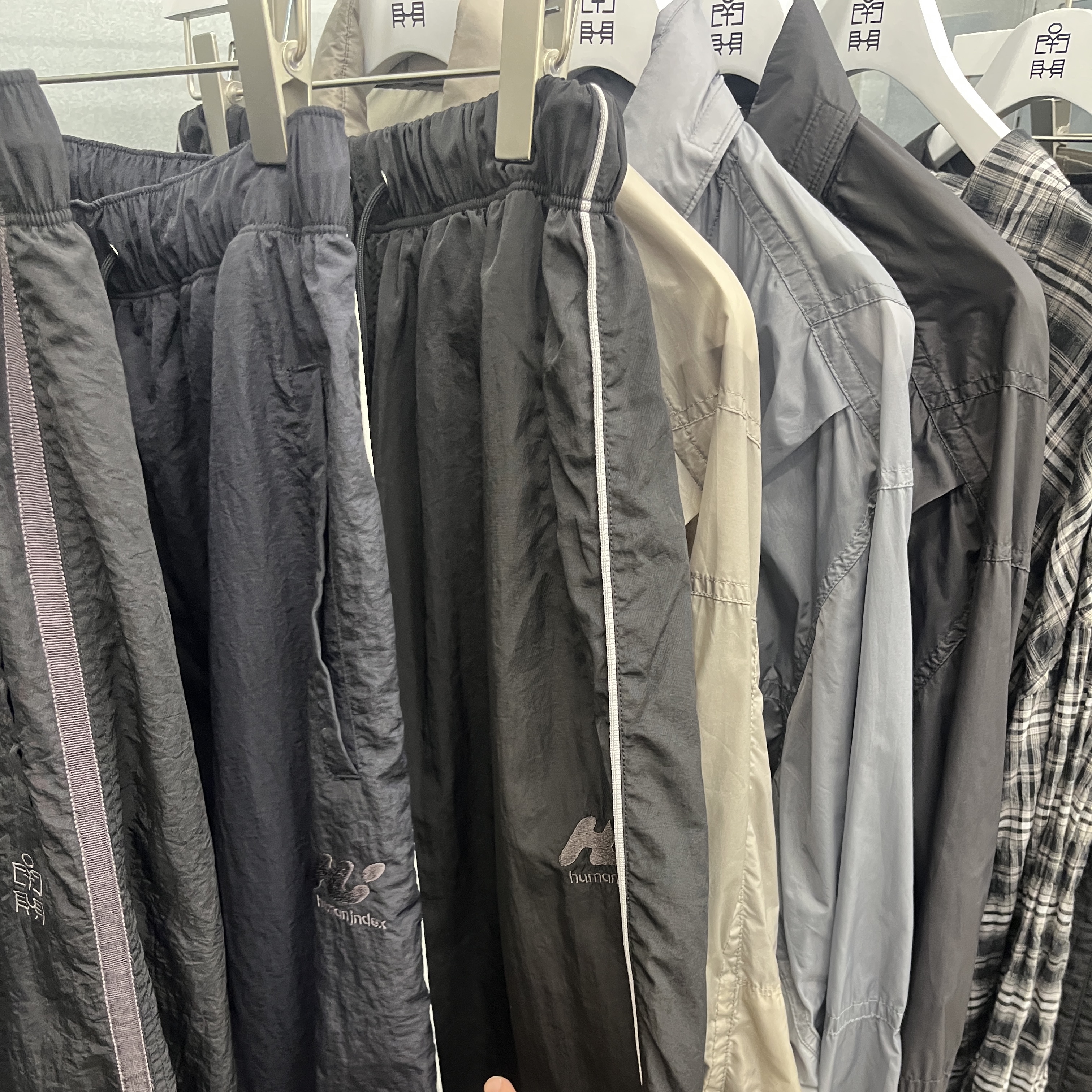 [기간한정 10%쿠폰] Polyteru Human Index Index Track Pants Dark Navy/White, [기간한정 10%쿠폰] Polyteru Human Index Index Track Pants Black/Purple 착용 스타일