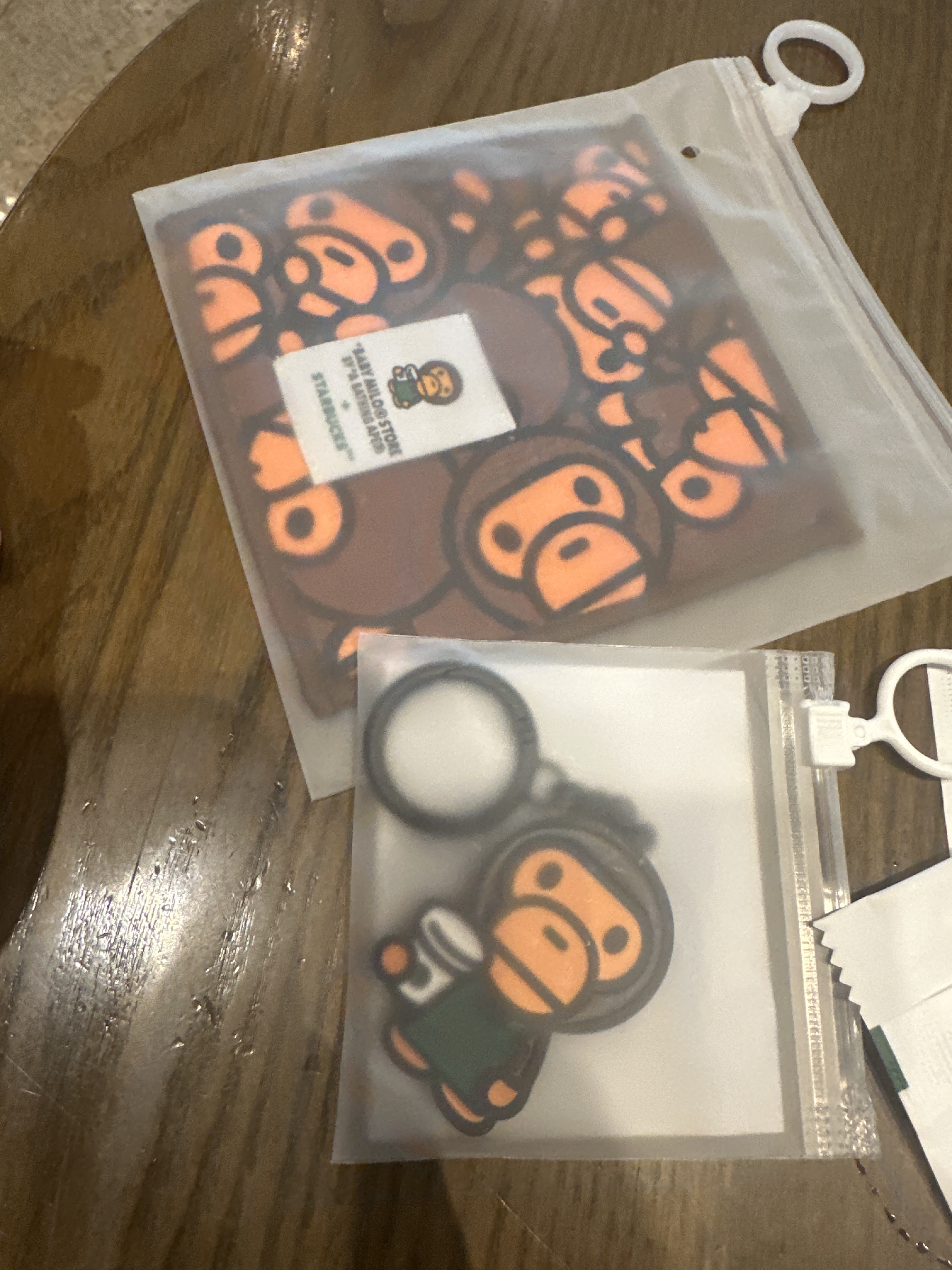 Starbucks x BAPE Baby Milo Coaster, Starbucks x BAPE Baby Milo Keychain 착용 스타일