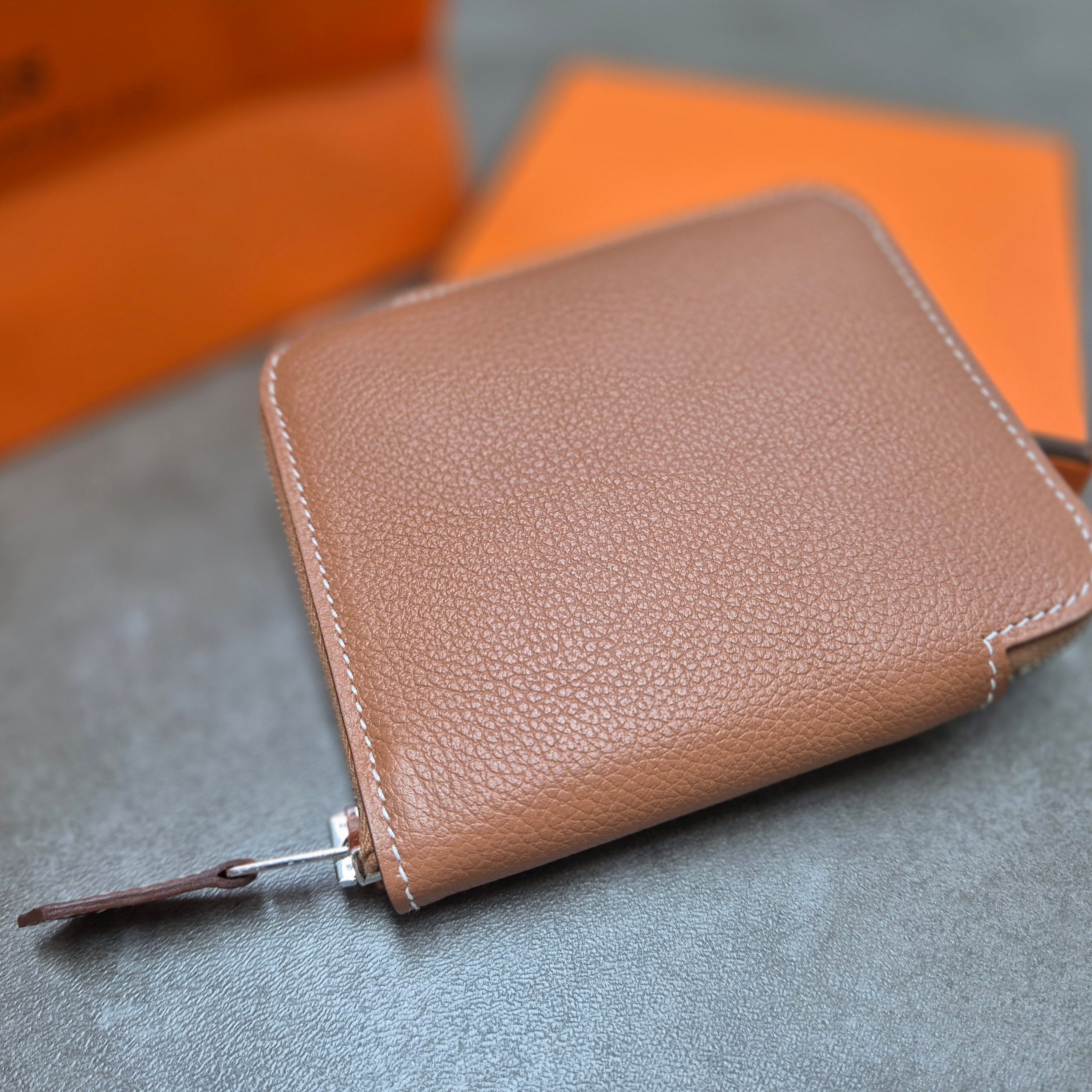 Hermes Silk'In Compact Wallet Epsom & Gold Jaune Citron Celeste 착용 스타일 - 4