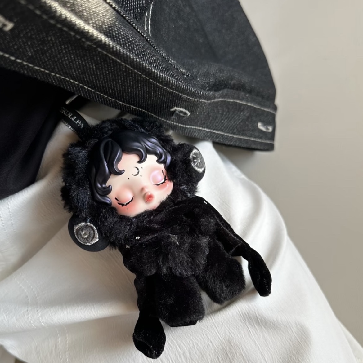 Pop Mart Skullpanda You Found Me ! Series Plush Doll Pendant Darkness (Opened Case) 착용 스타일