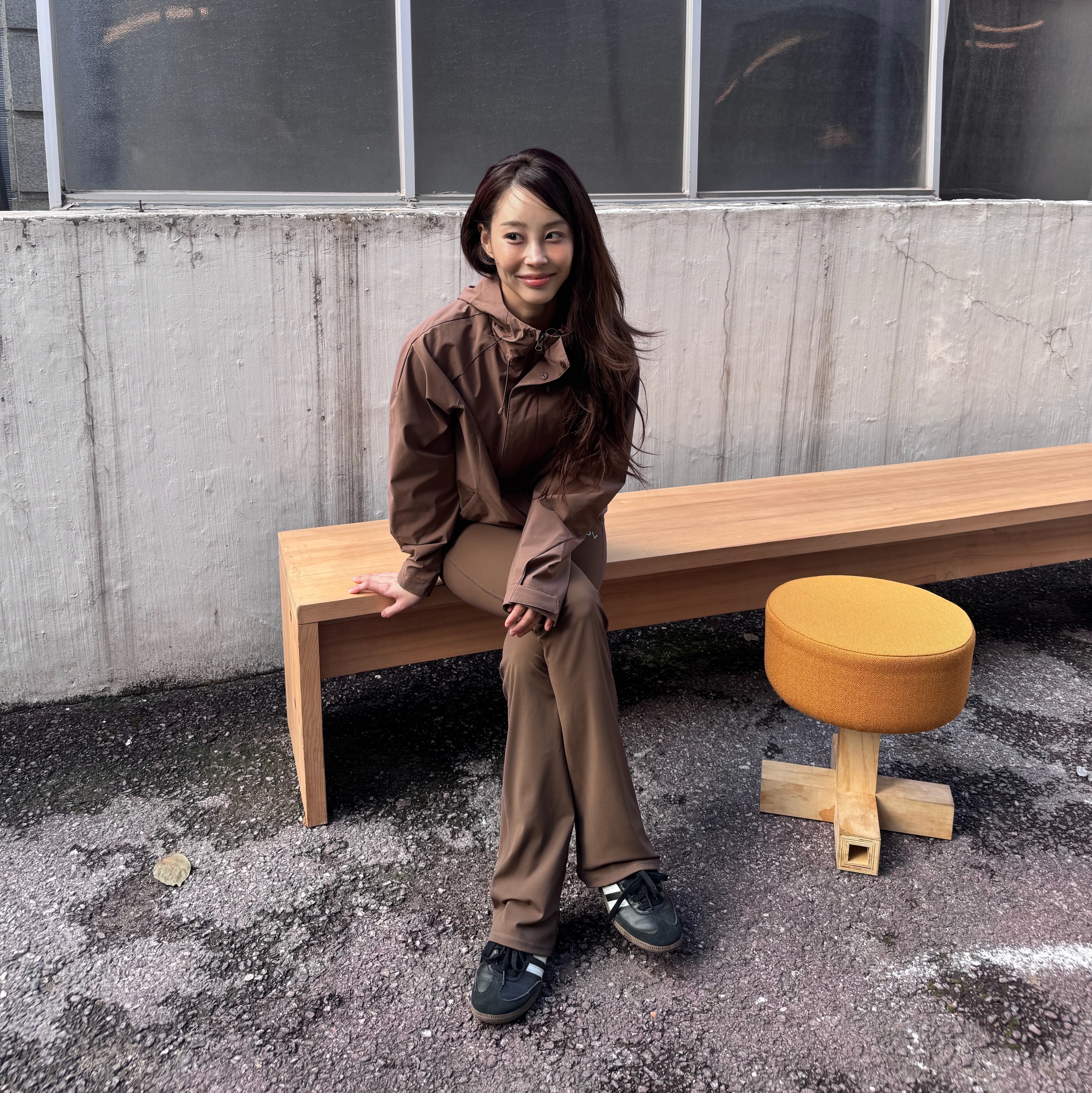 Outdoor Voices Technol-Ov™ Soft Flex Flare Leggings Brown, Outdoor Voices Technol-Ov™ 2-Layer Mountain Jacket Brown 착용 스타일 - 2
