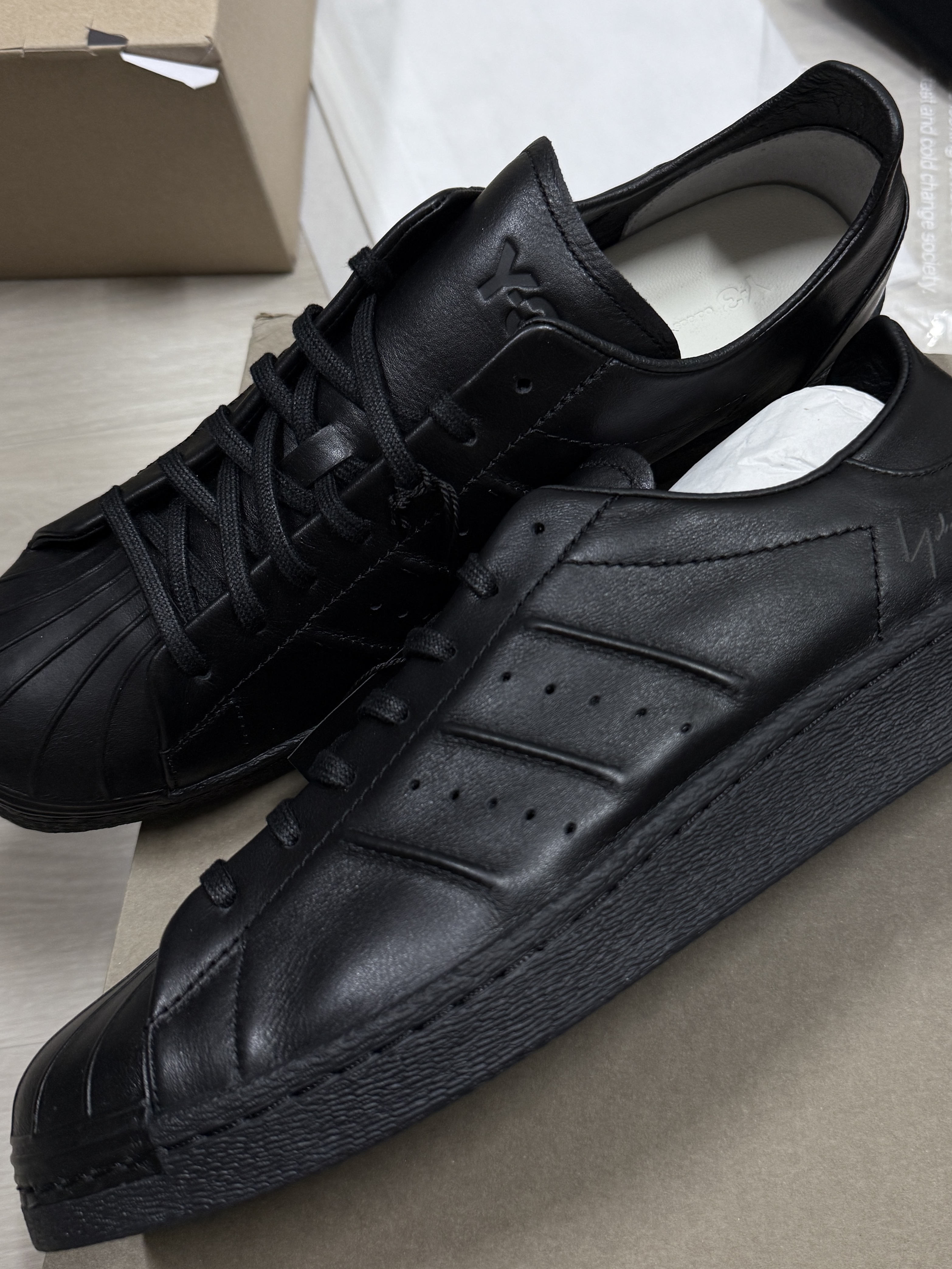 Y-3 Superstar Triple Black 착용 스타일 - 3