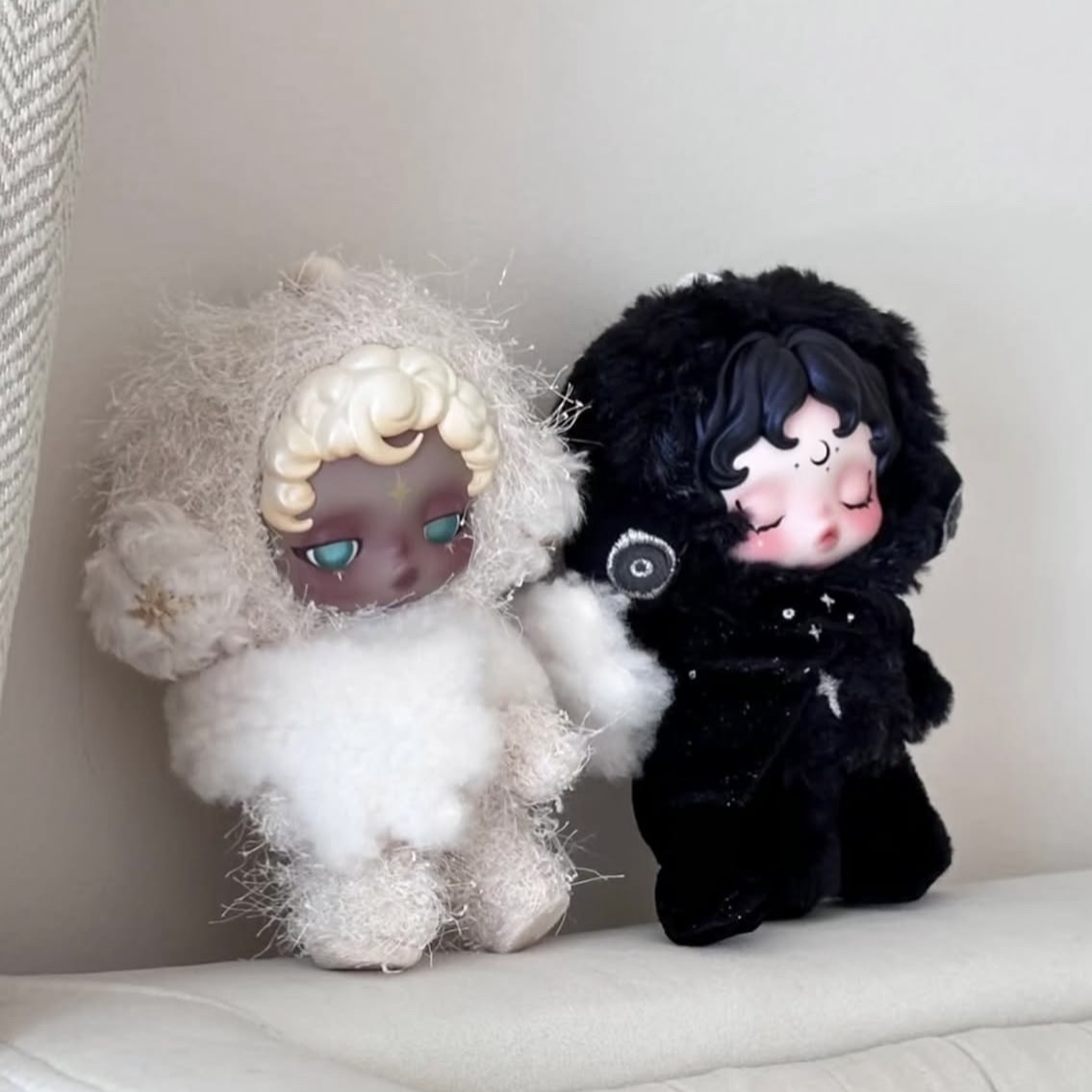 Pop Mart Skullpanda You Found Me ! Series Plush Doll Pendant Sandman (Opened Case), Pop Mart Skullpanda You Found Me ! Series Plush Doll Pendant Darkness (Opened Case) 착용 스타일