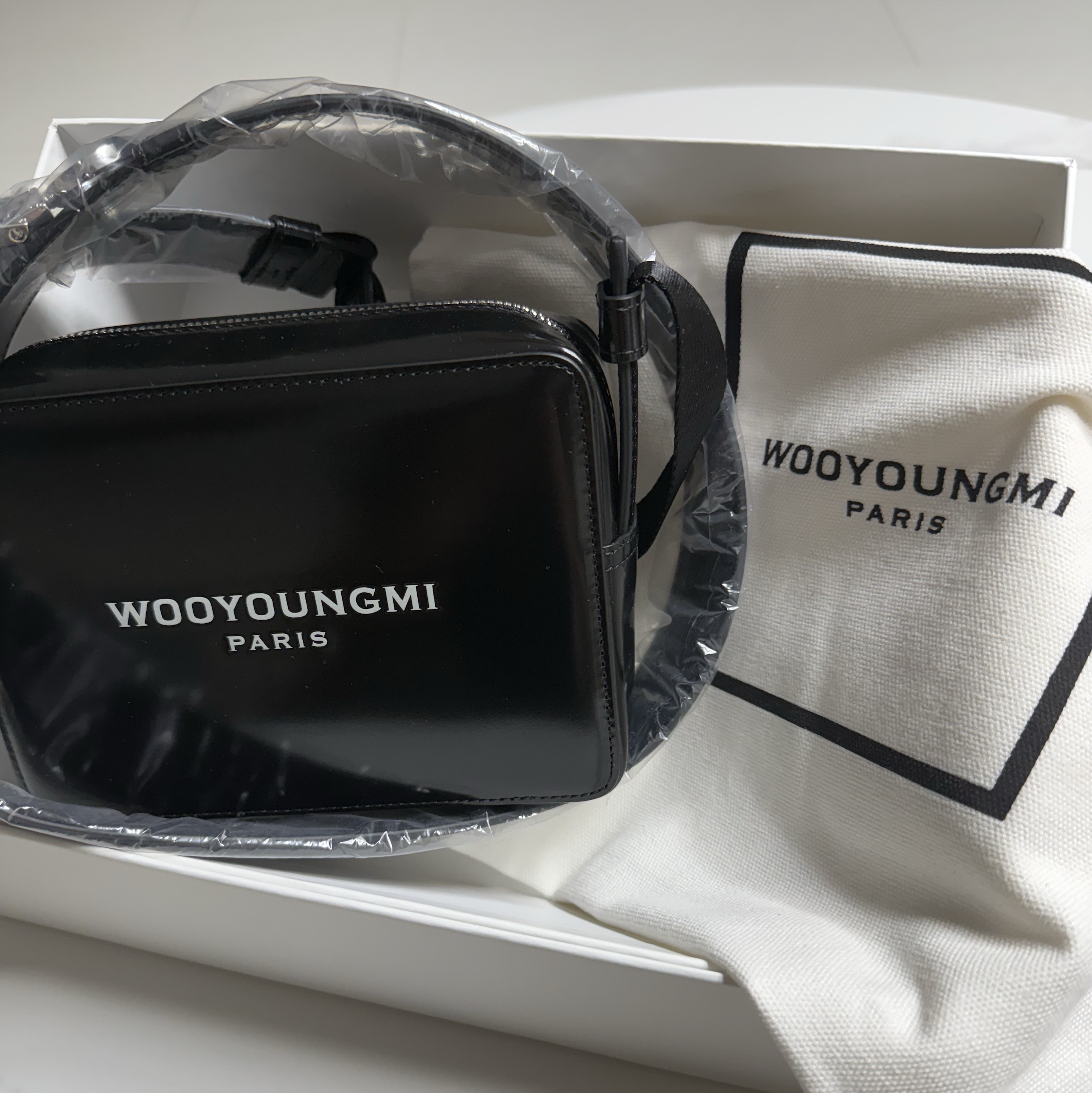 Wooyoungmi Square Mini Bag Black 착용 스타일 - 2