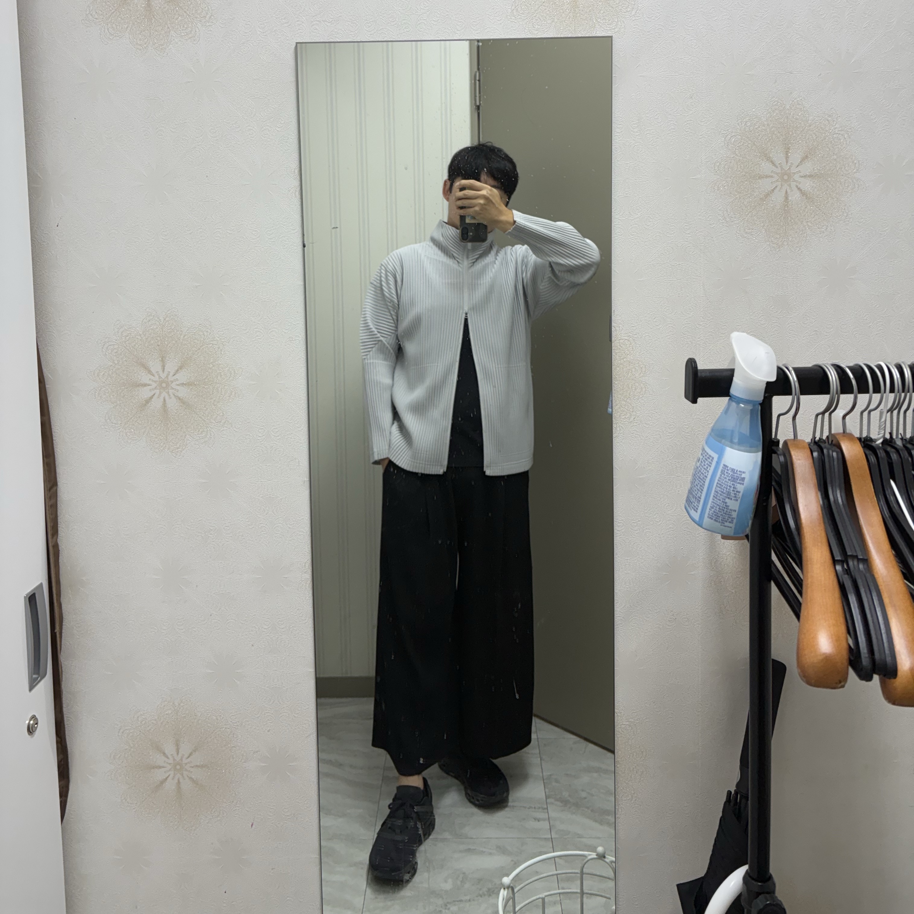 Homme Plisse Issey Miyake Basics Zip Up Jacket Light Gray, On Running Cloudmonster All Black 착용 스타일