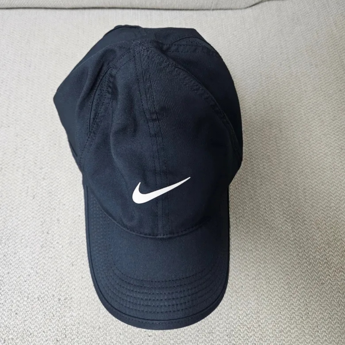Nike Dri-Fit Club Structured Swoosh Cap Black 착용 스타일