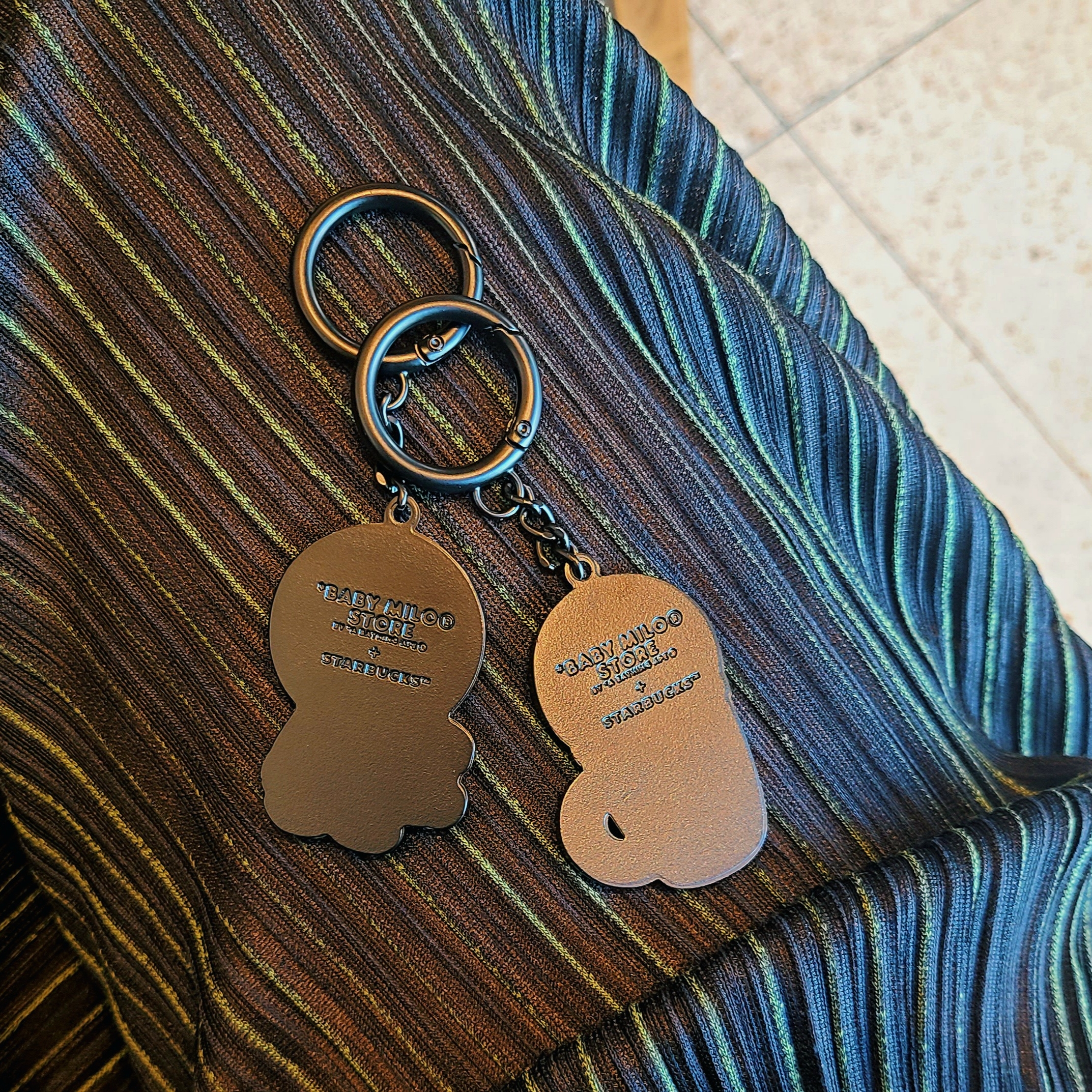 Starbucks x BAPE Baby Milo Keychain, Starbucks x BAPE Baby Milo Keychain 착용 스타일 - 1