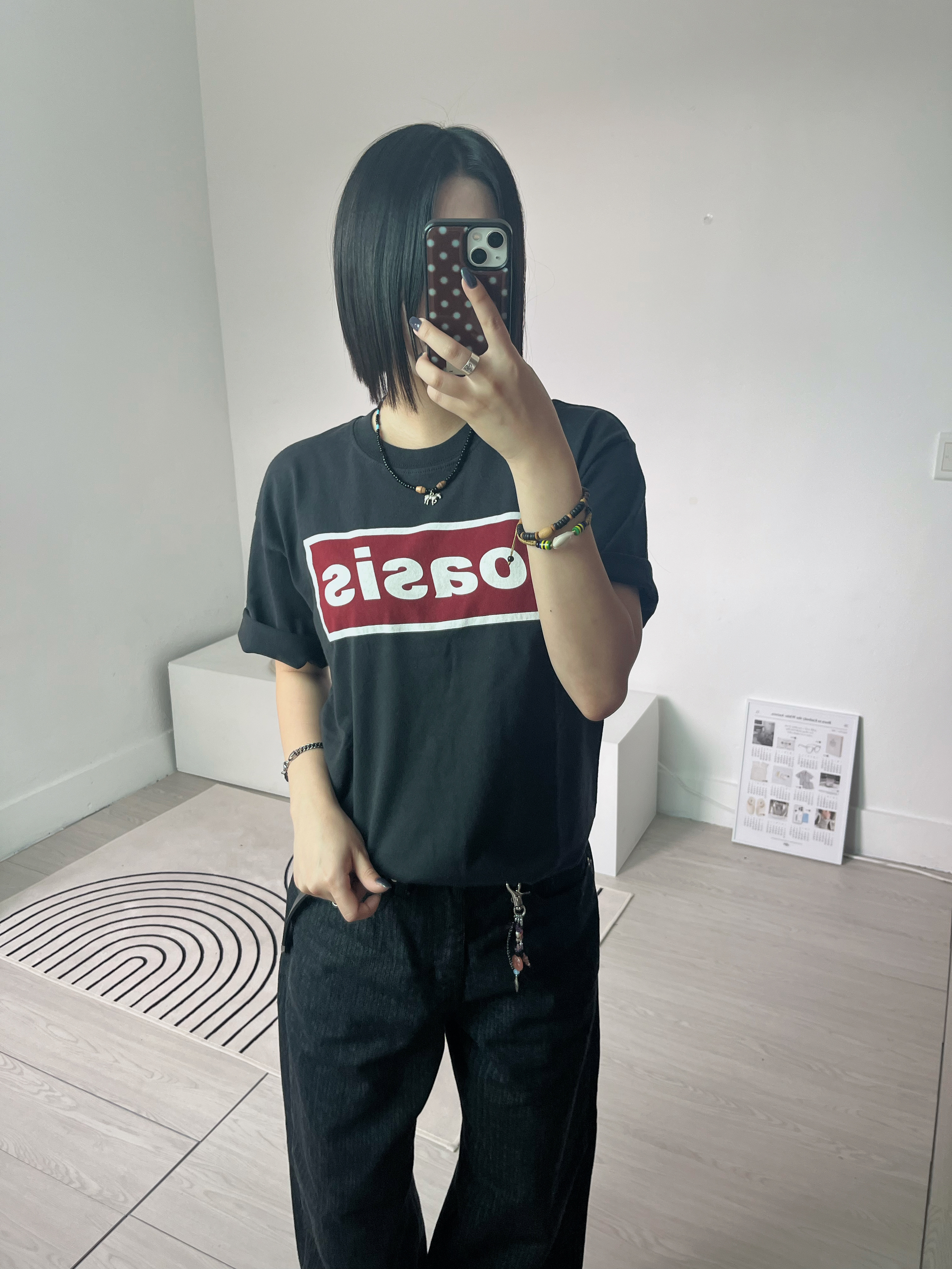 Levi's x Oasis Deca Logo T-Shirt Black 착용 스타일 - 3