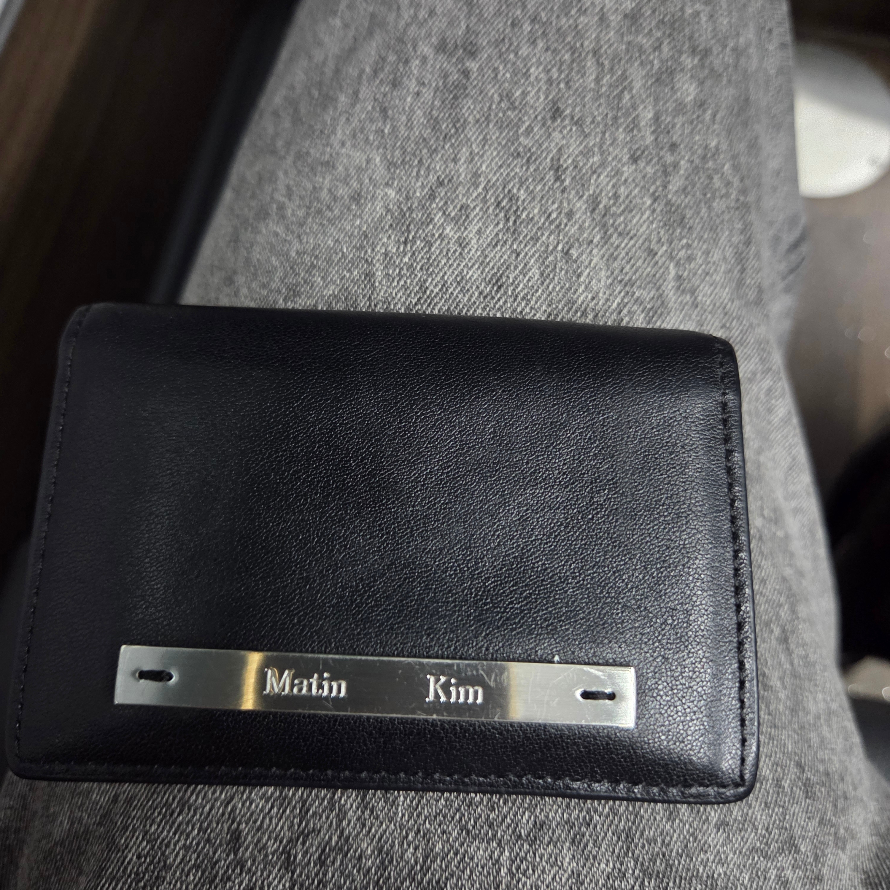 Matin Kim Slim Metal Business Wallet Black 착용 스타일