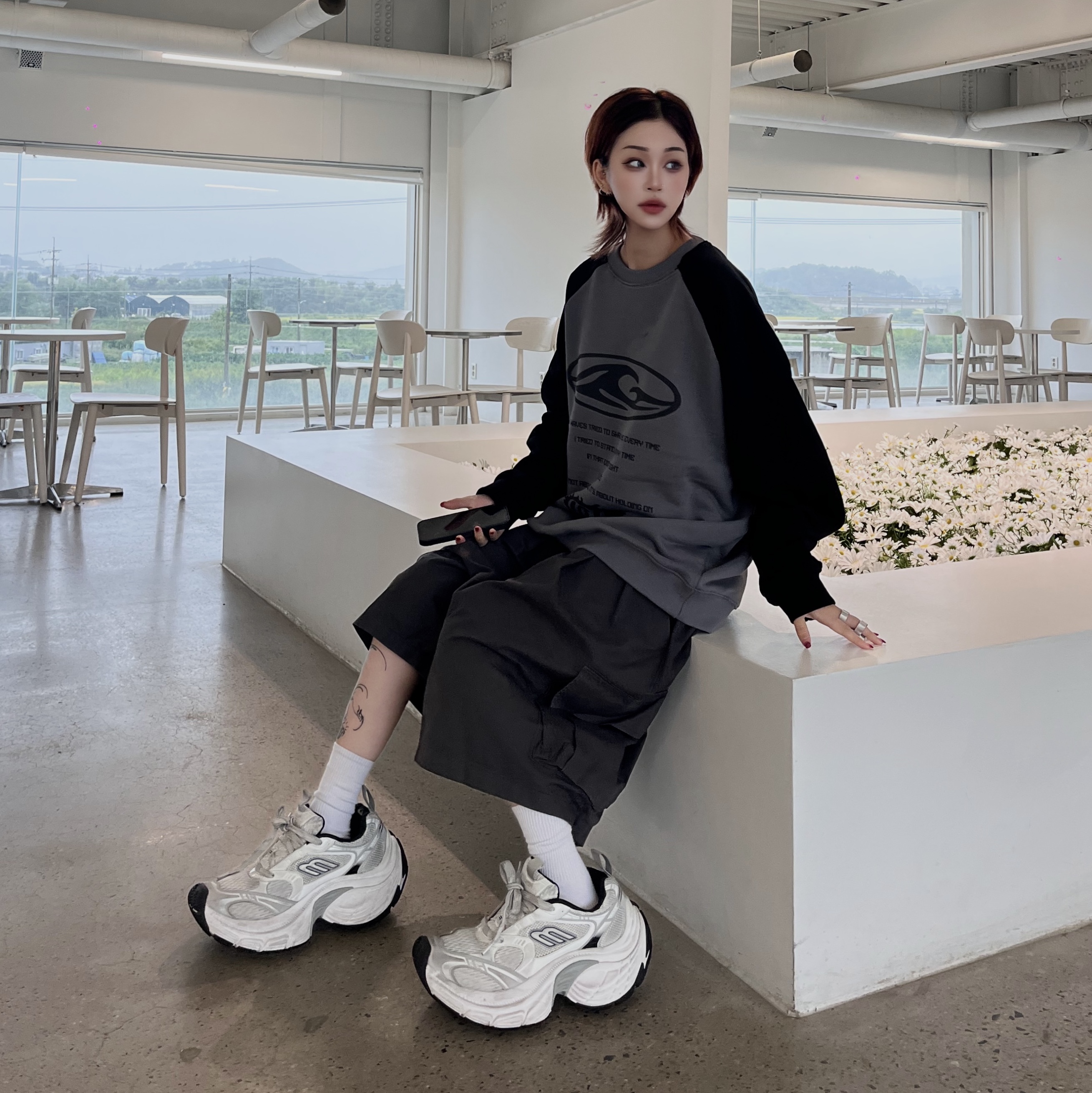 Balenciaga 10XL Sneakers White Grey Silver Black 착용 스타일 - 4
