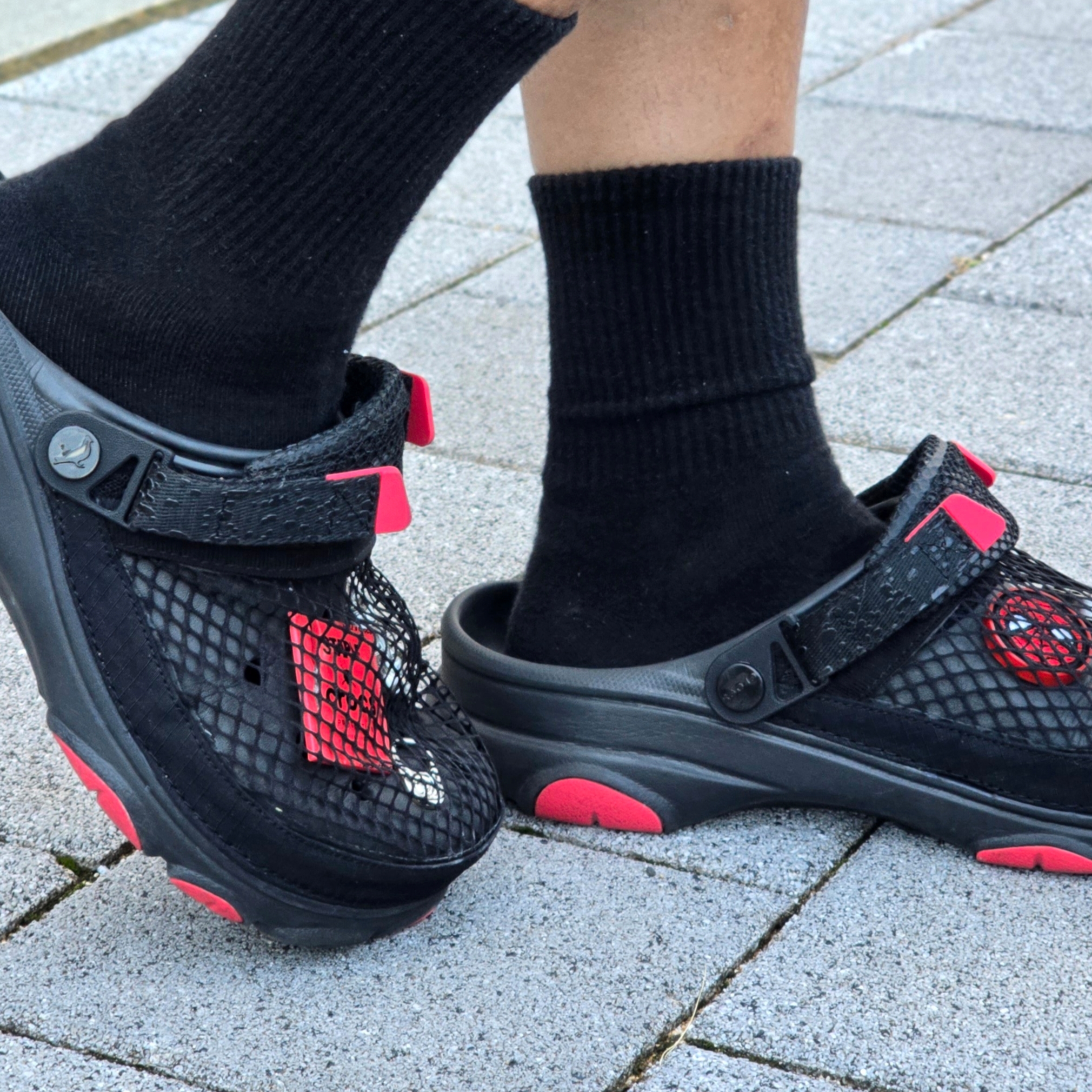 Crocs x Staple Classic All Terrain Clog Black 착용 스타일 - 2