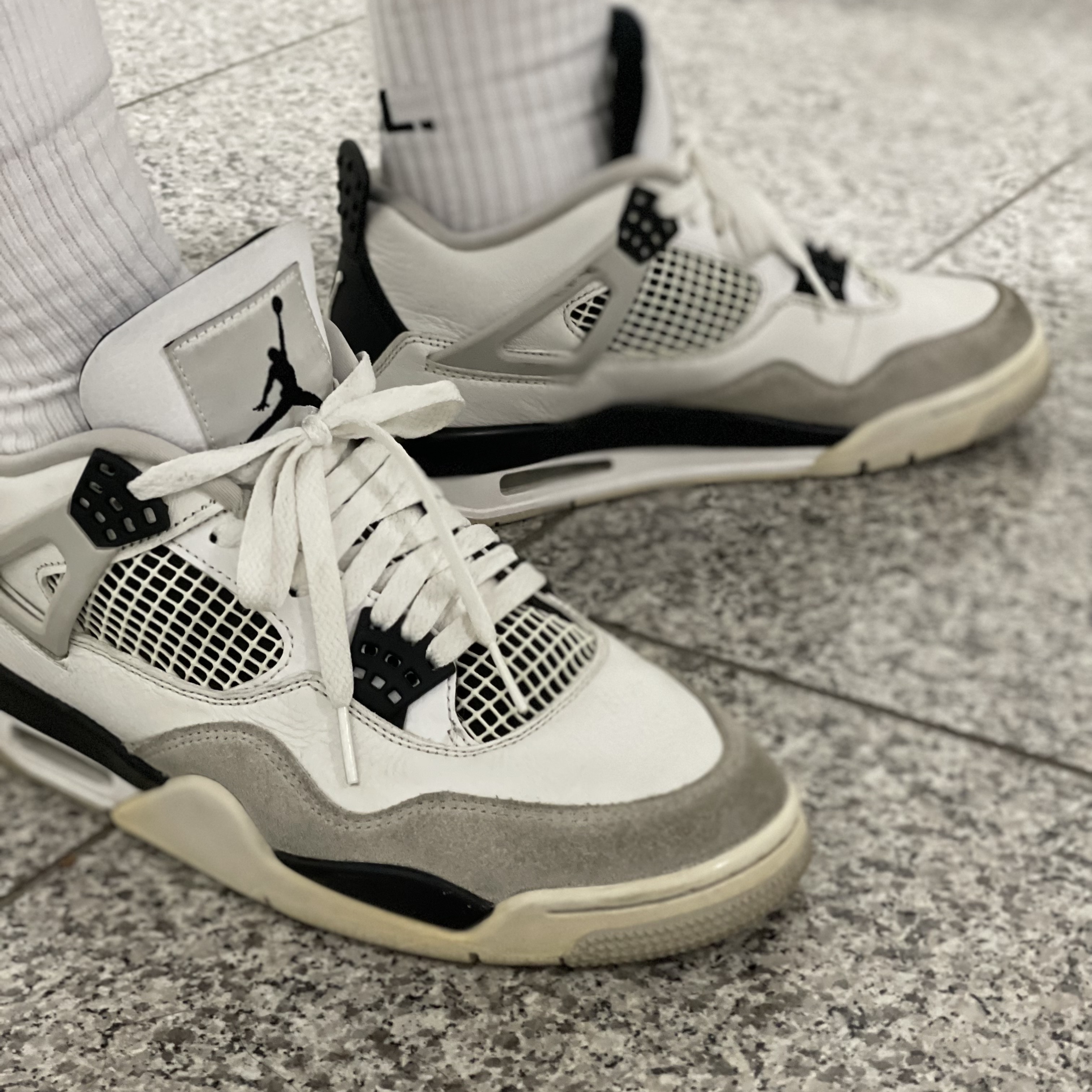 Jordan 4 Retro White and Black 착용 스타일 - 3