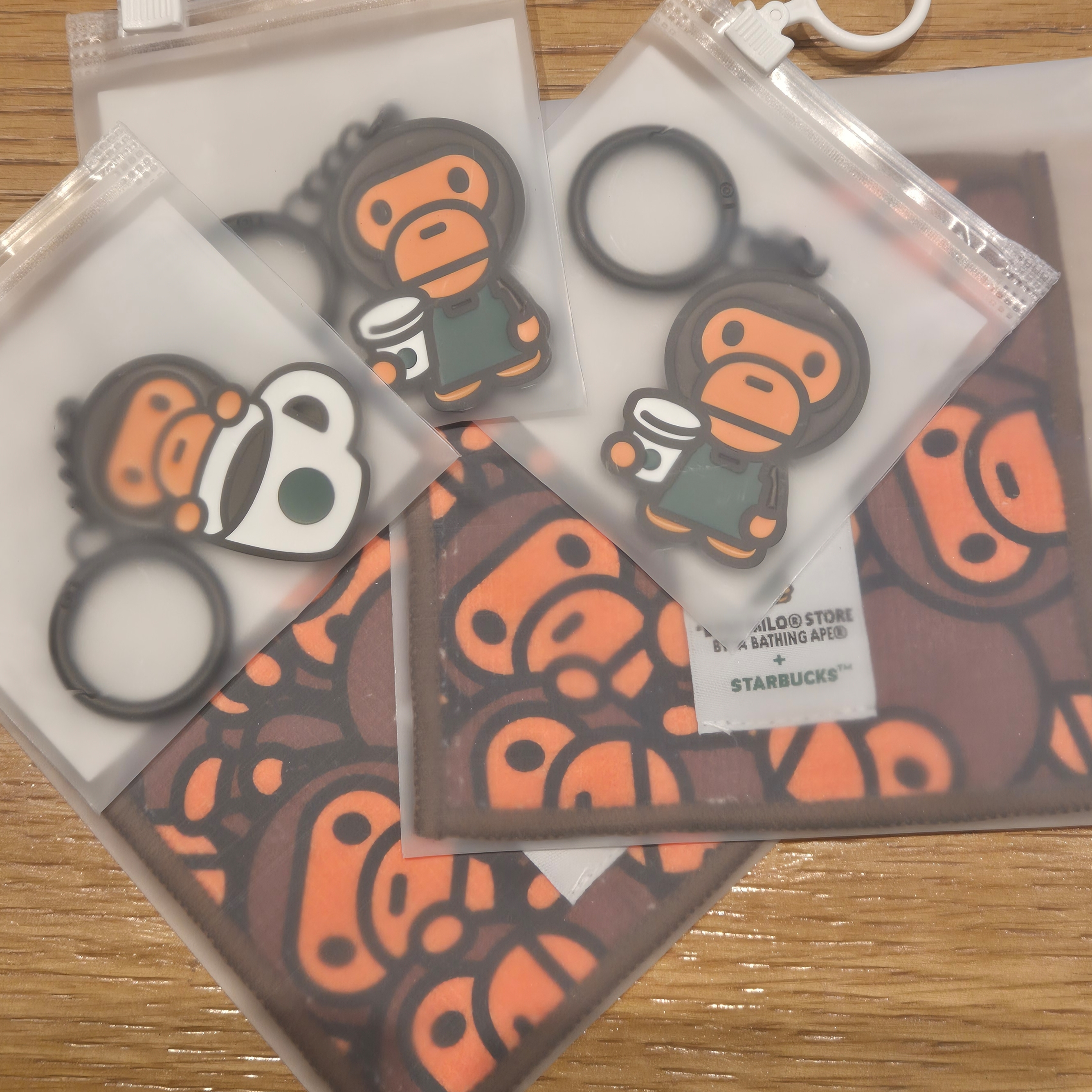 Starbucks x BAPE Baby Milo Coaster, Starbucks x BAPE Baby Milo Keychain 착용 스타일
