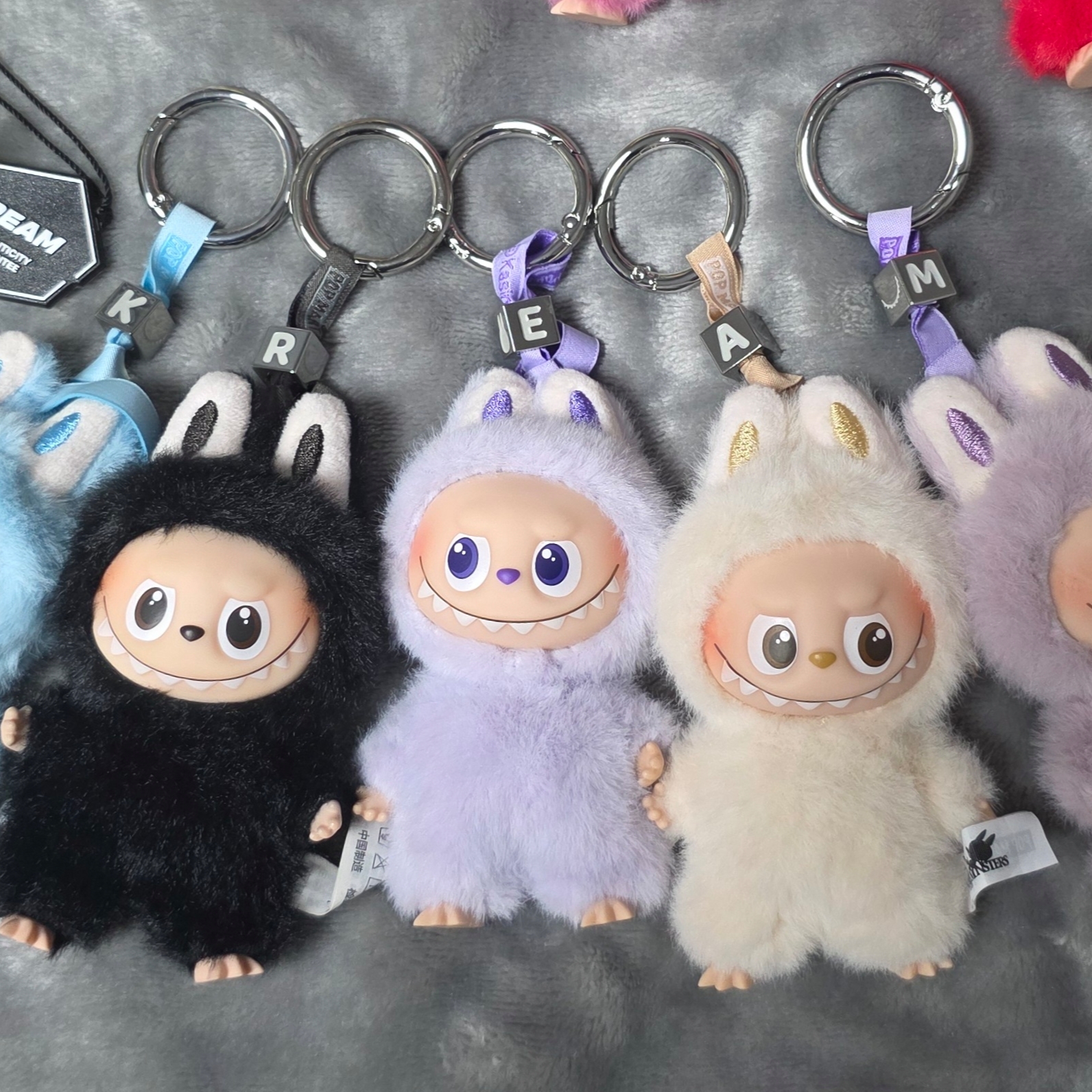 Pop Mart Labubu The Monsters Pin For Love Series Vinyl Plush Pendant Sealed Case (N-Z) (14 Blind Boxes), Pop Mart Labubu The Monsters Pin For Love Series Vinyl Plush Pendant Sealed Case (A-M) (14 Blind Boxes) 착용 스타일 - 2