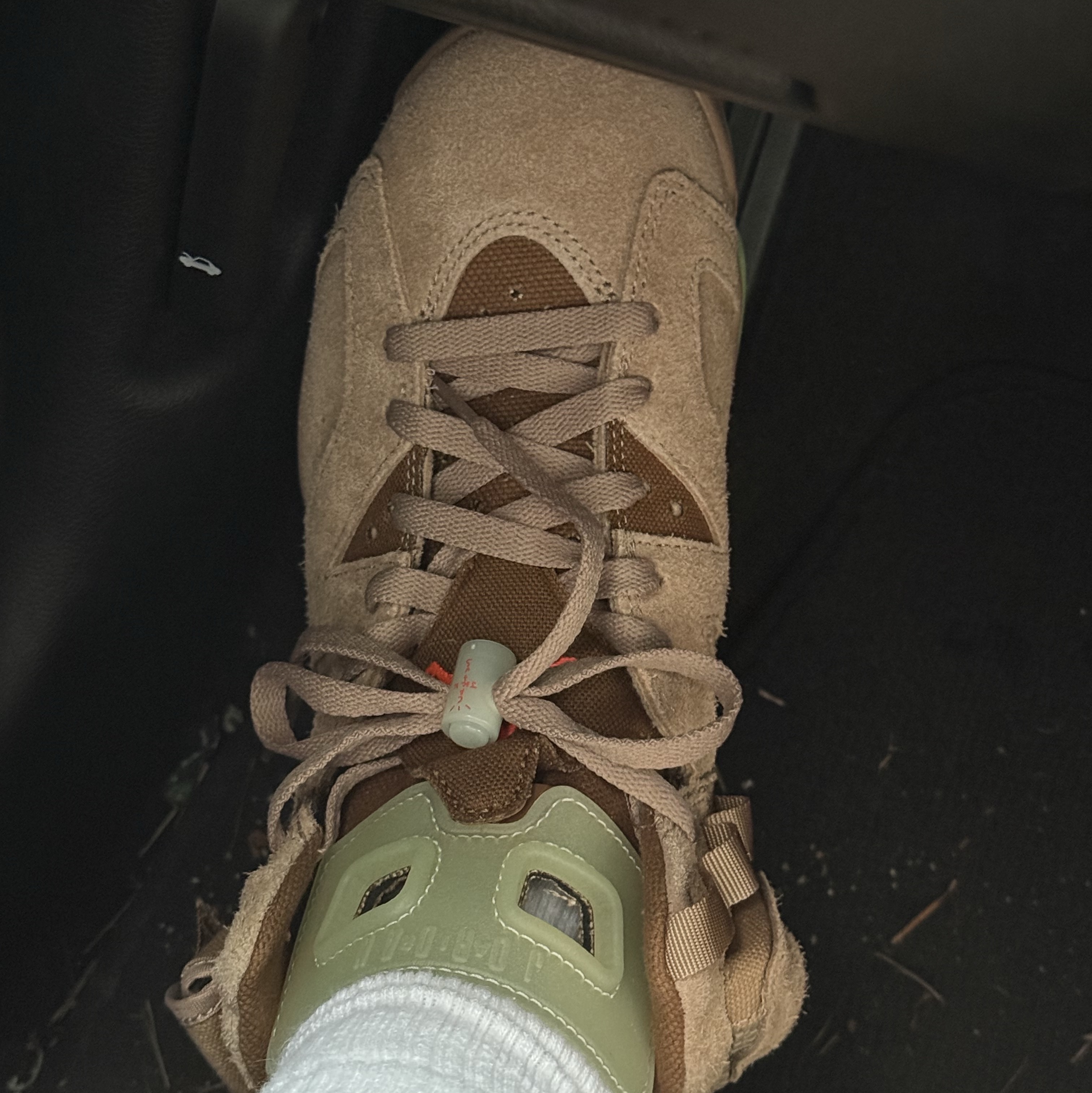 Jordan 6 x Travis Scott Retro SP British Khaki 착용 스타일 - 2