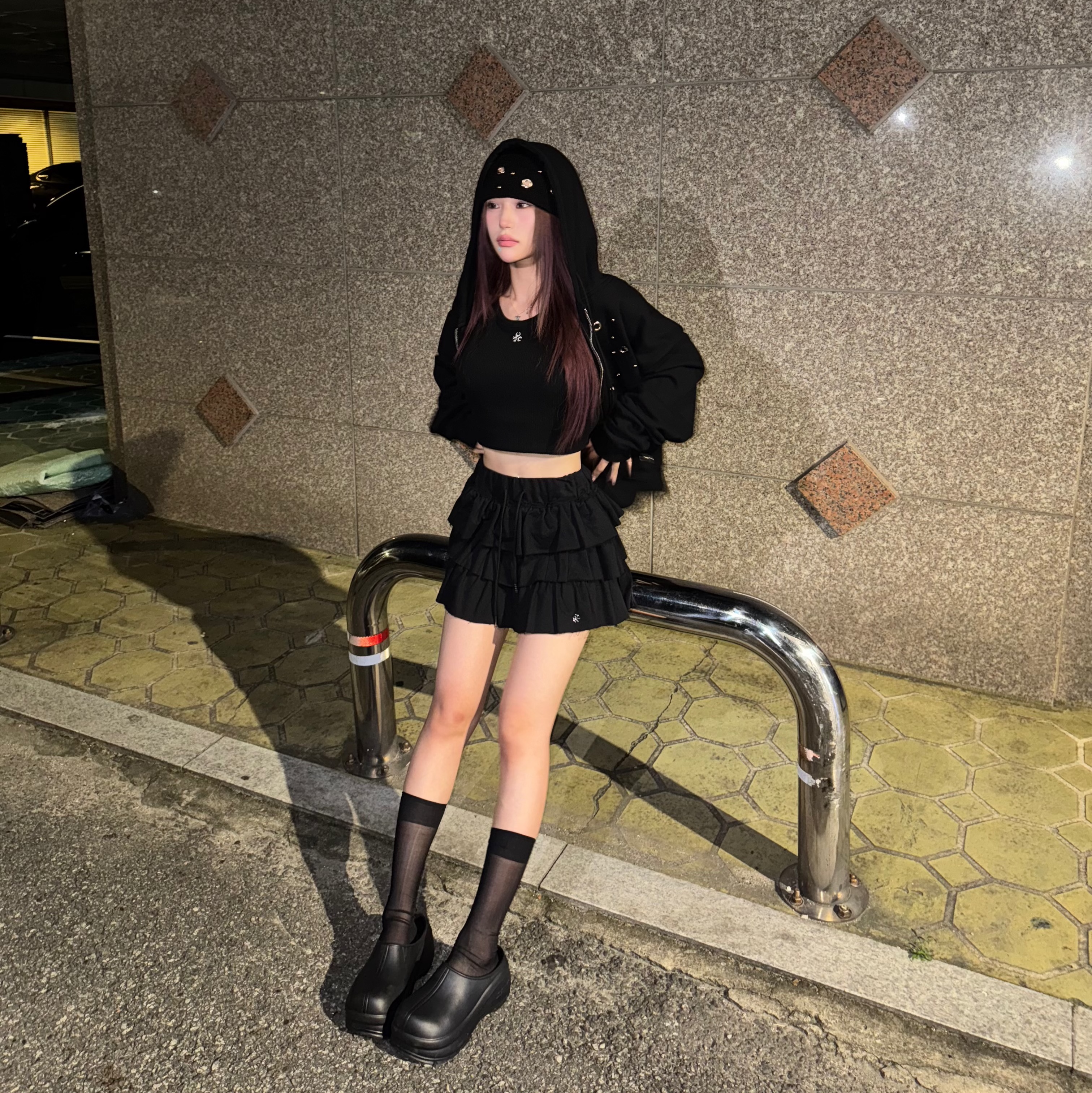 DAUSPICE Eyelet Stud Beanie Black, DAUSPICE Eyelet Stud Hoodie Zip-up Black 착용 스타일