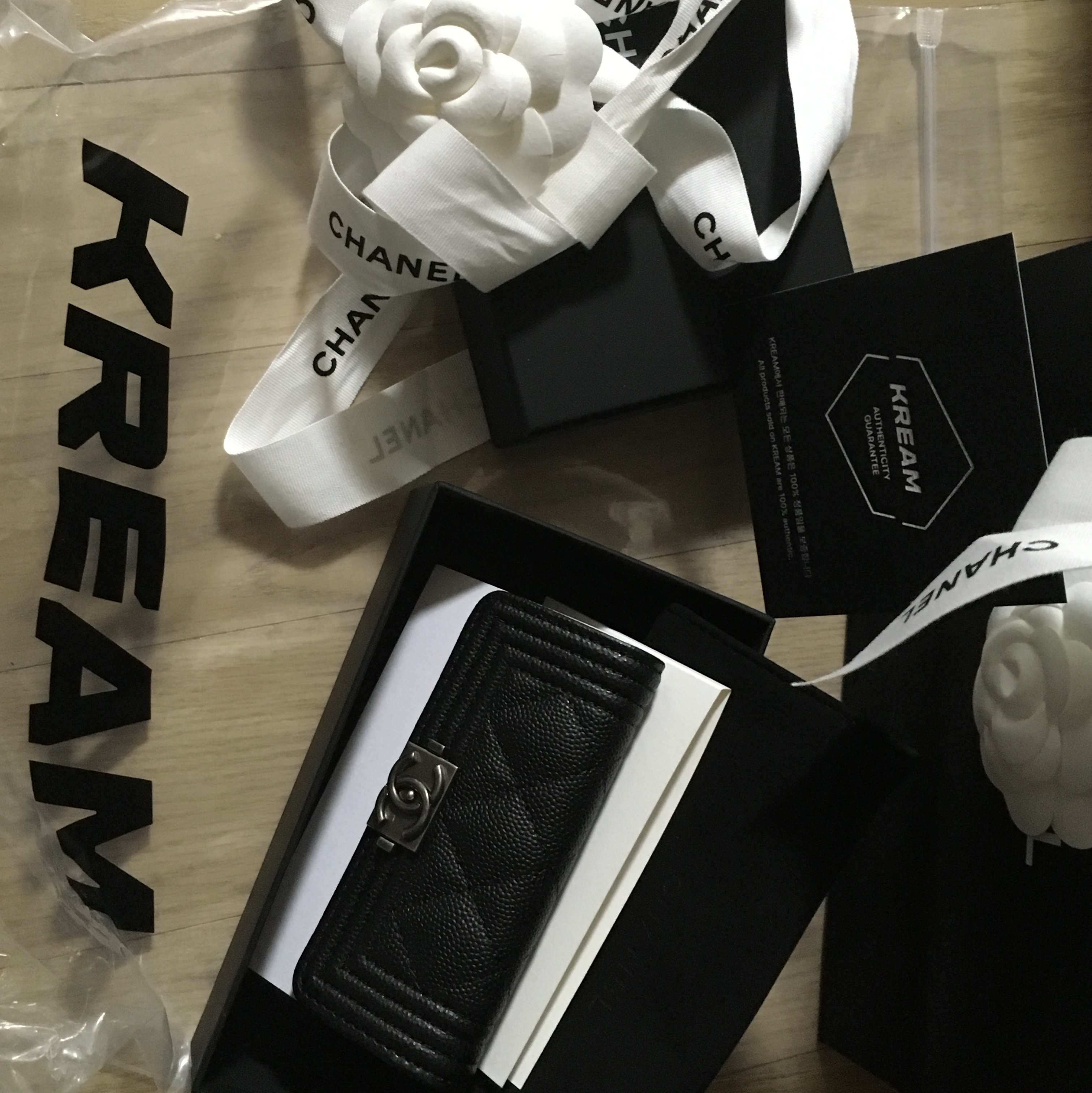 Chanel Boy Chanel Flap Card Holder Grained Calfskin & Ruthenium Black 착용 스타일 - 4