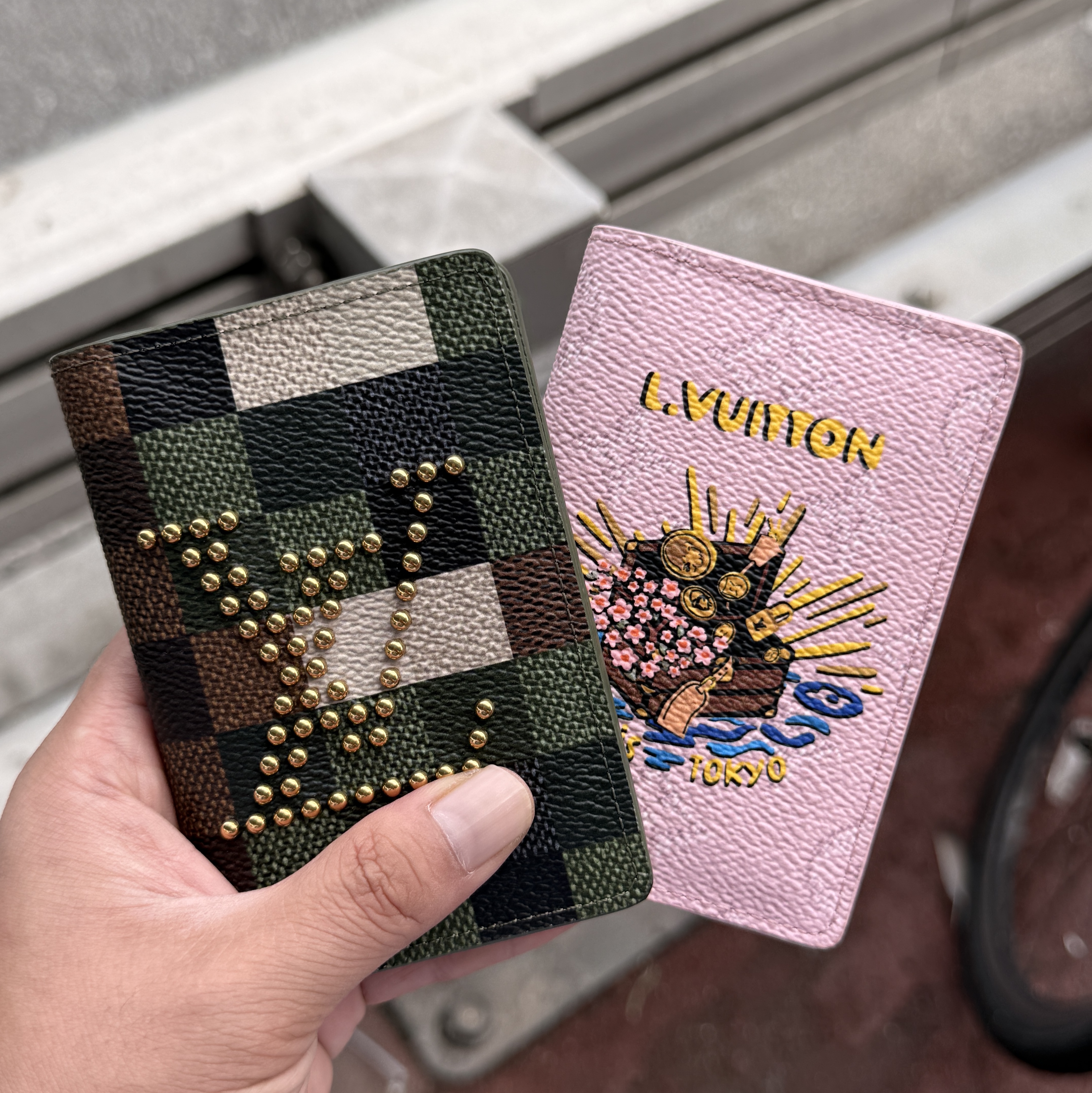 Louis Vuitton Pocket Organizer Damoflage Green, Louis Vuitton Pocket Organizer Pink 착용 스타일 - 1