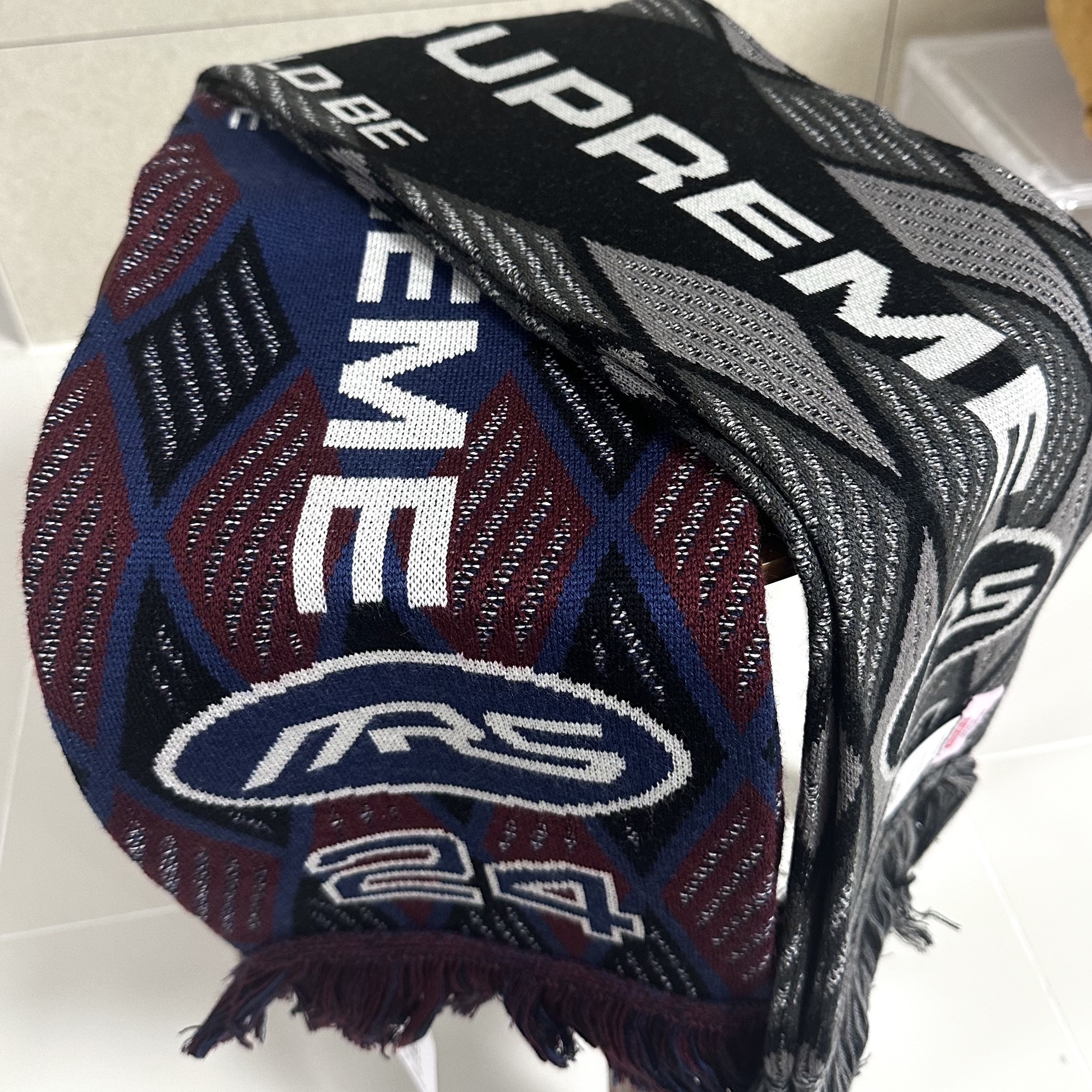 Supreme x Martine Rose Scarf Black - 24FW, Supreme x Martine Rose Scarf Blue - 24FW 착용 스타일 - 2